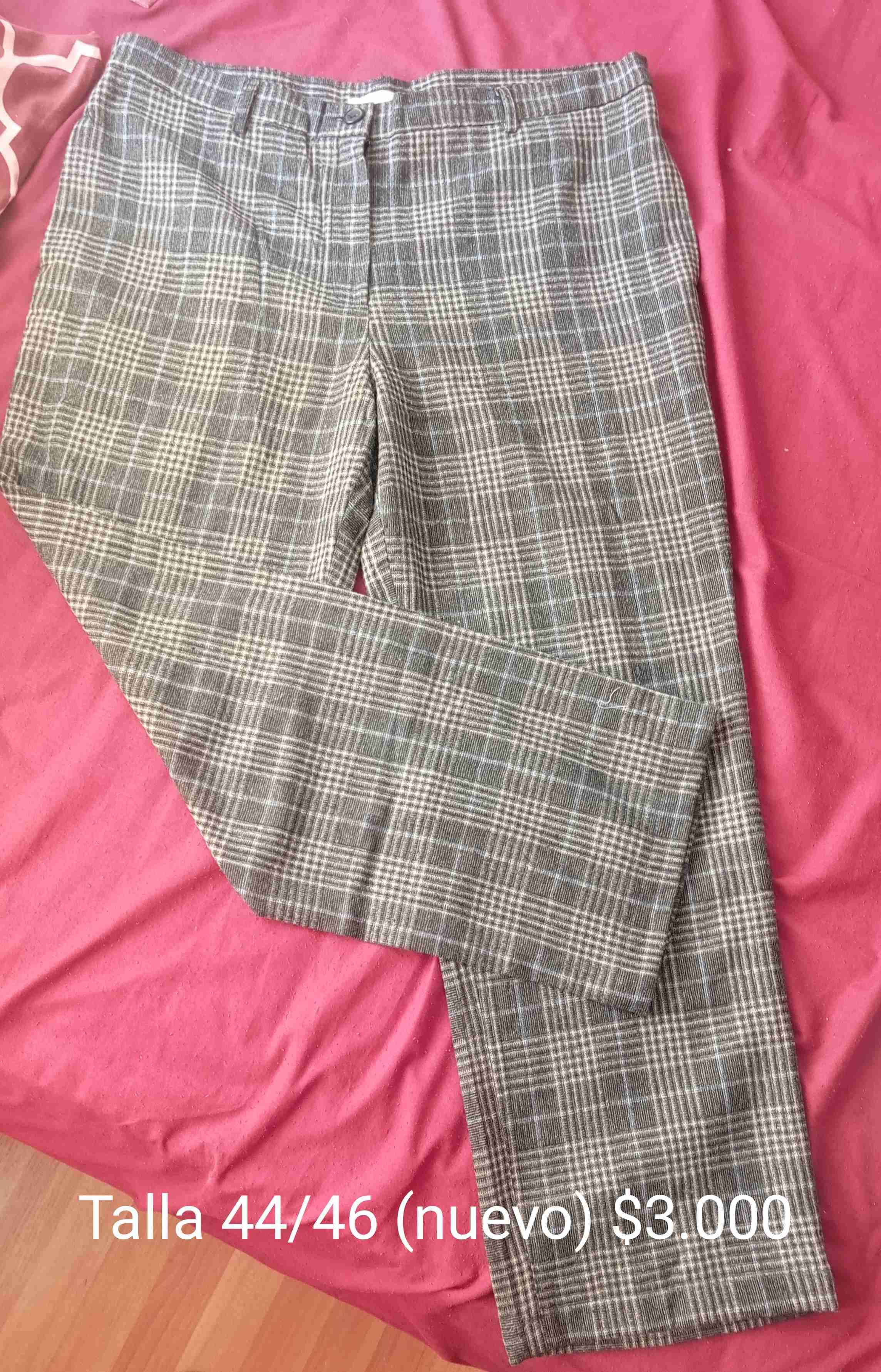 Pantalón a cuadros gris nuevo