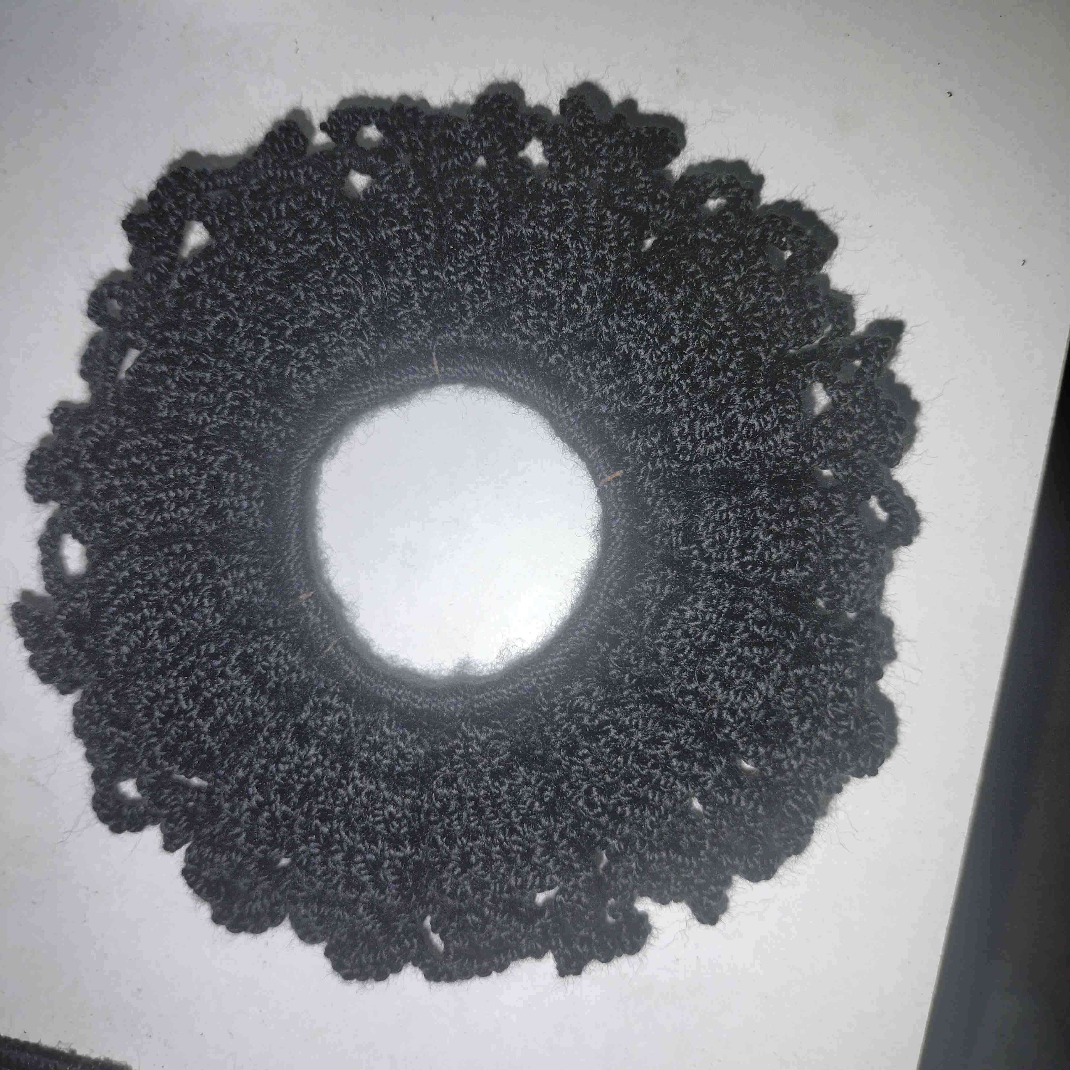 Scrunchie 'Gothic' tejido a crochet 🧶 - miniatura 2