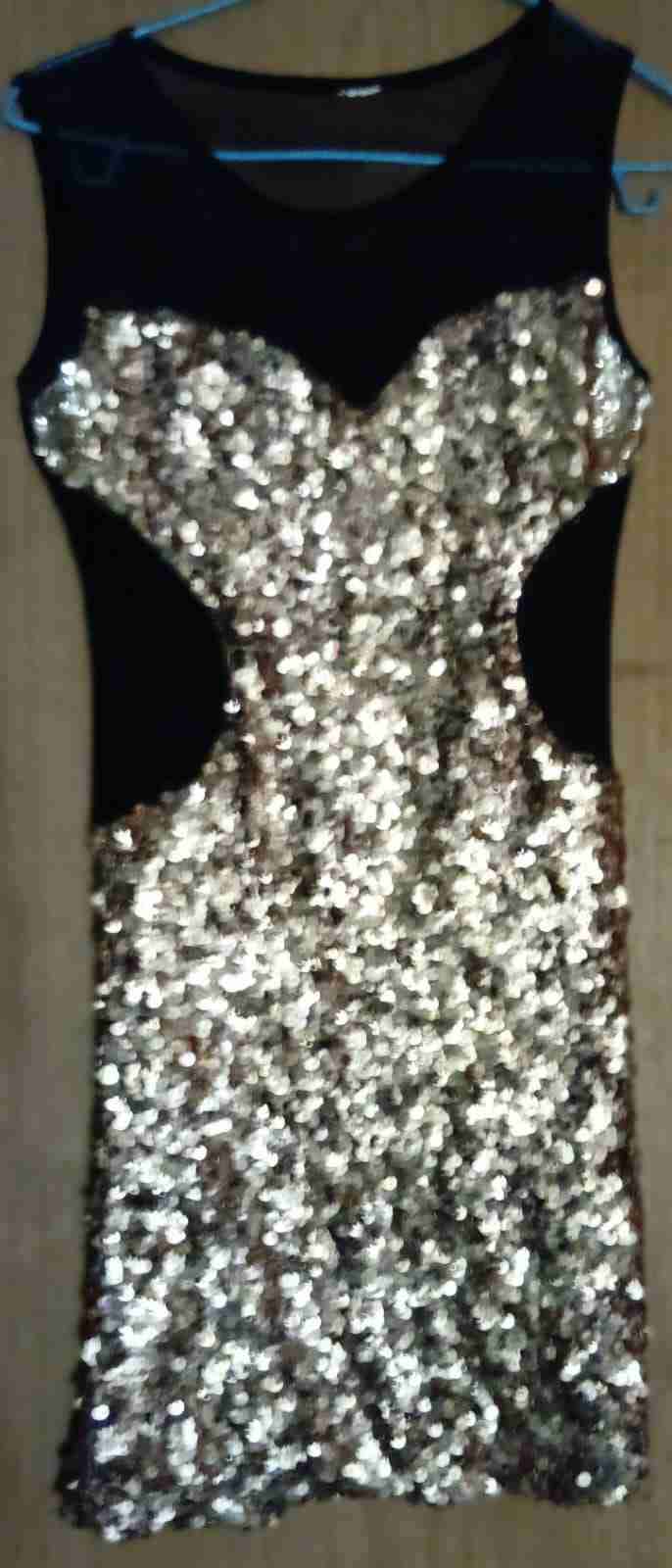 Vestido corto con lentejuelas doradas, talla S
