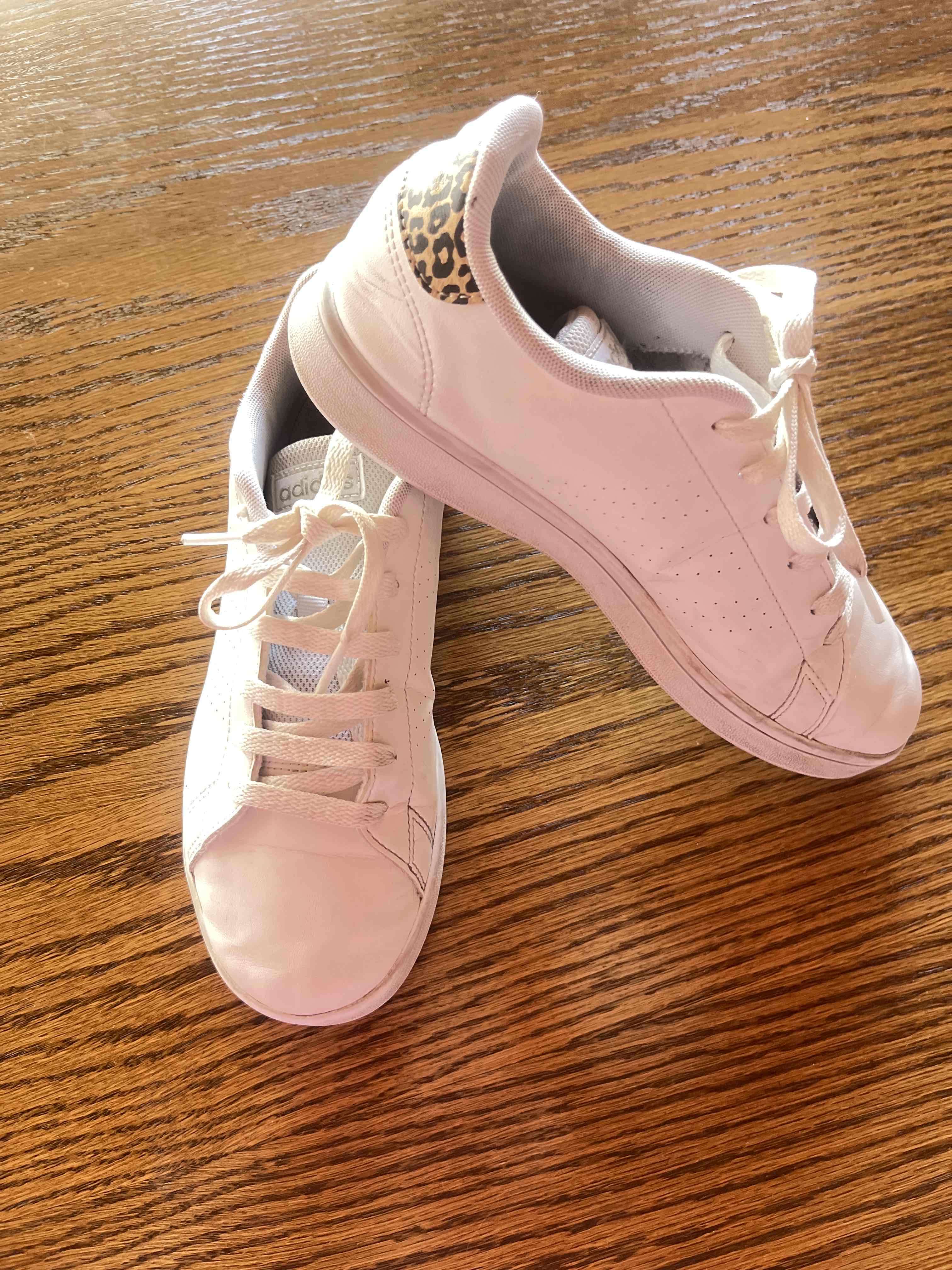 Zapatillas blancas con detalles animal print