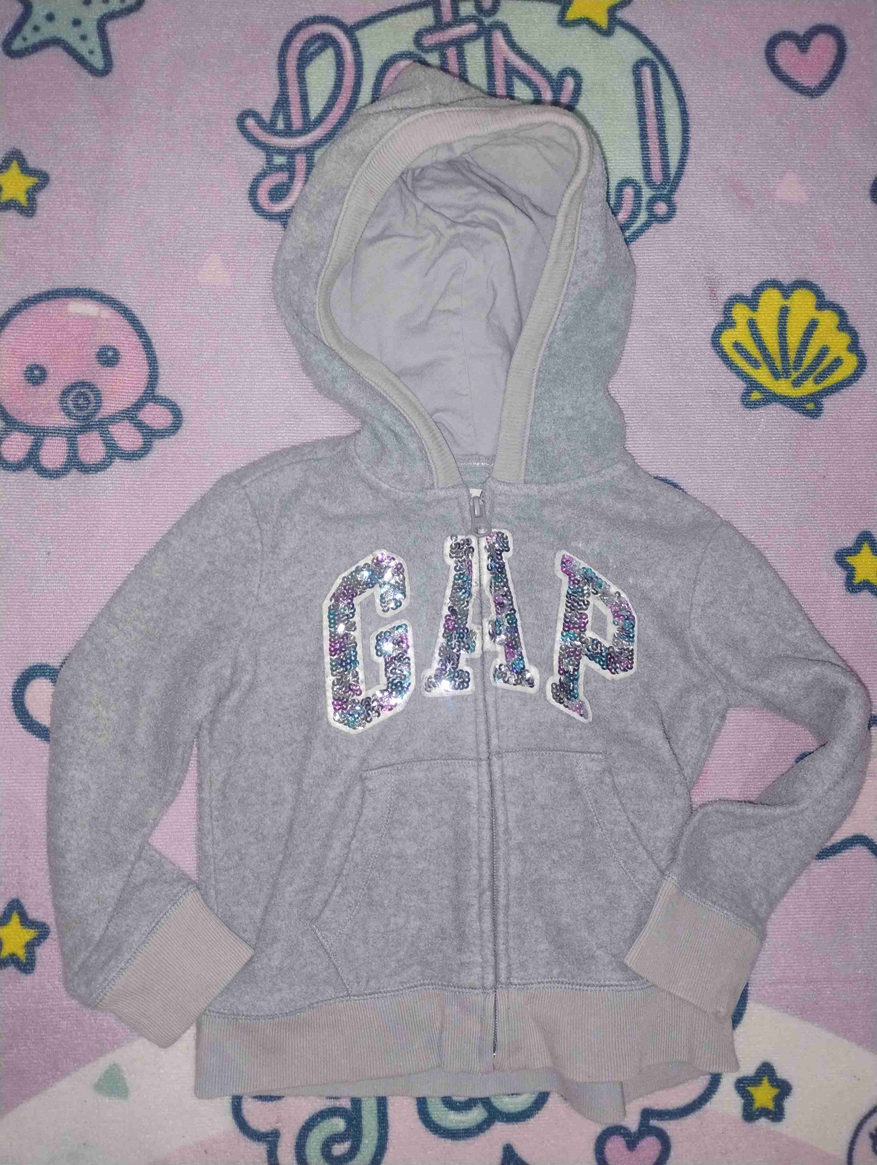 Polerón GAP con capucha gris