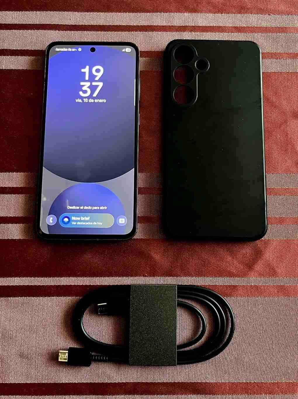 CELULAR SAMSUNG MODELO S24 FE NEGRO - miniatura 2