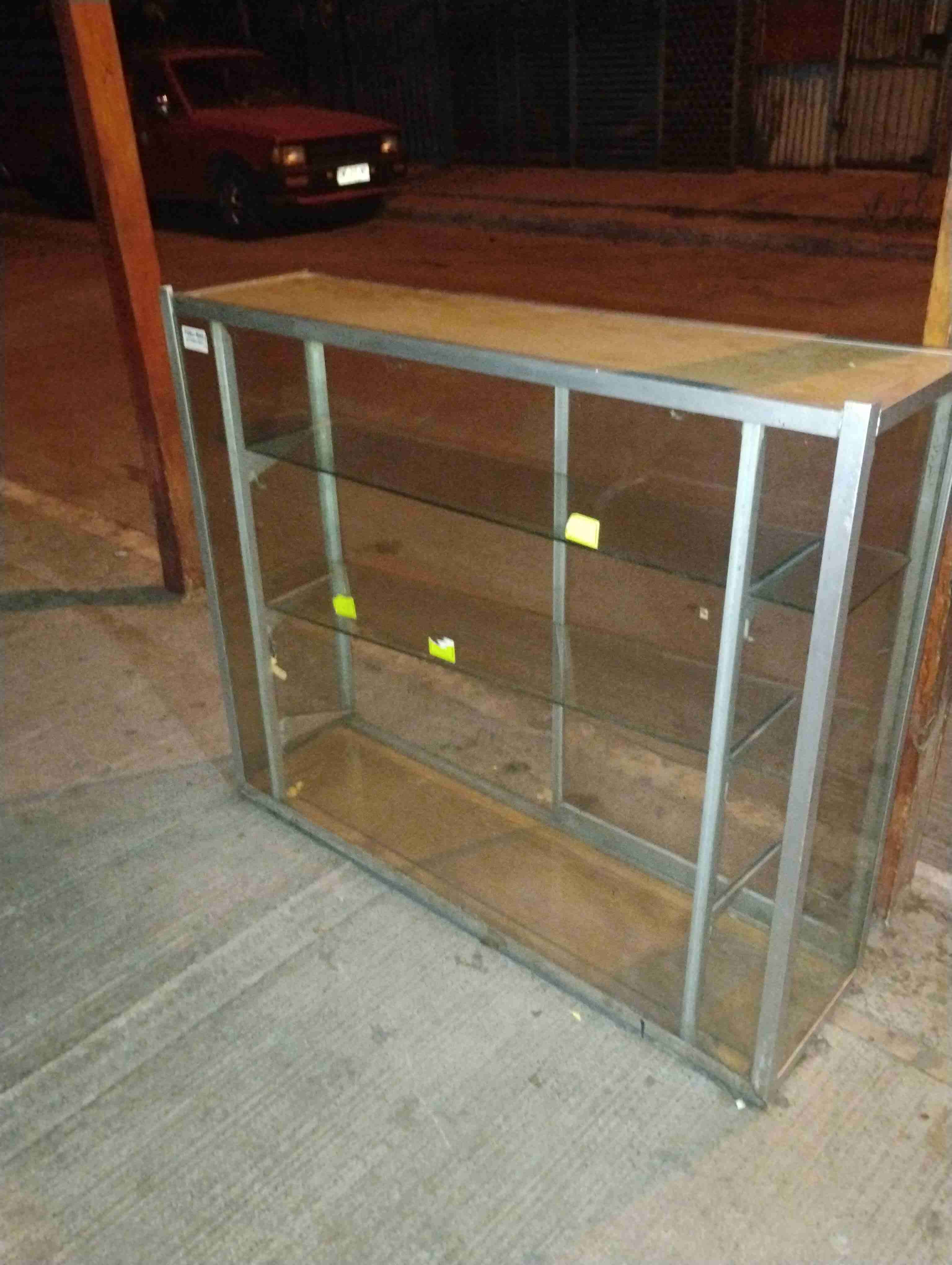 Vitrina de vidrio y metal