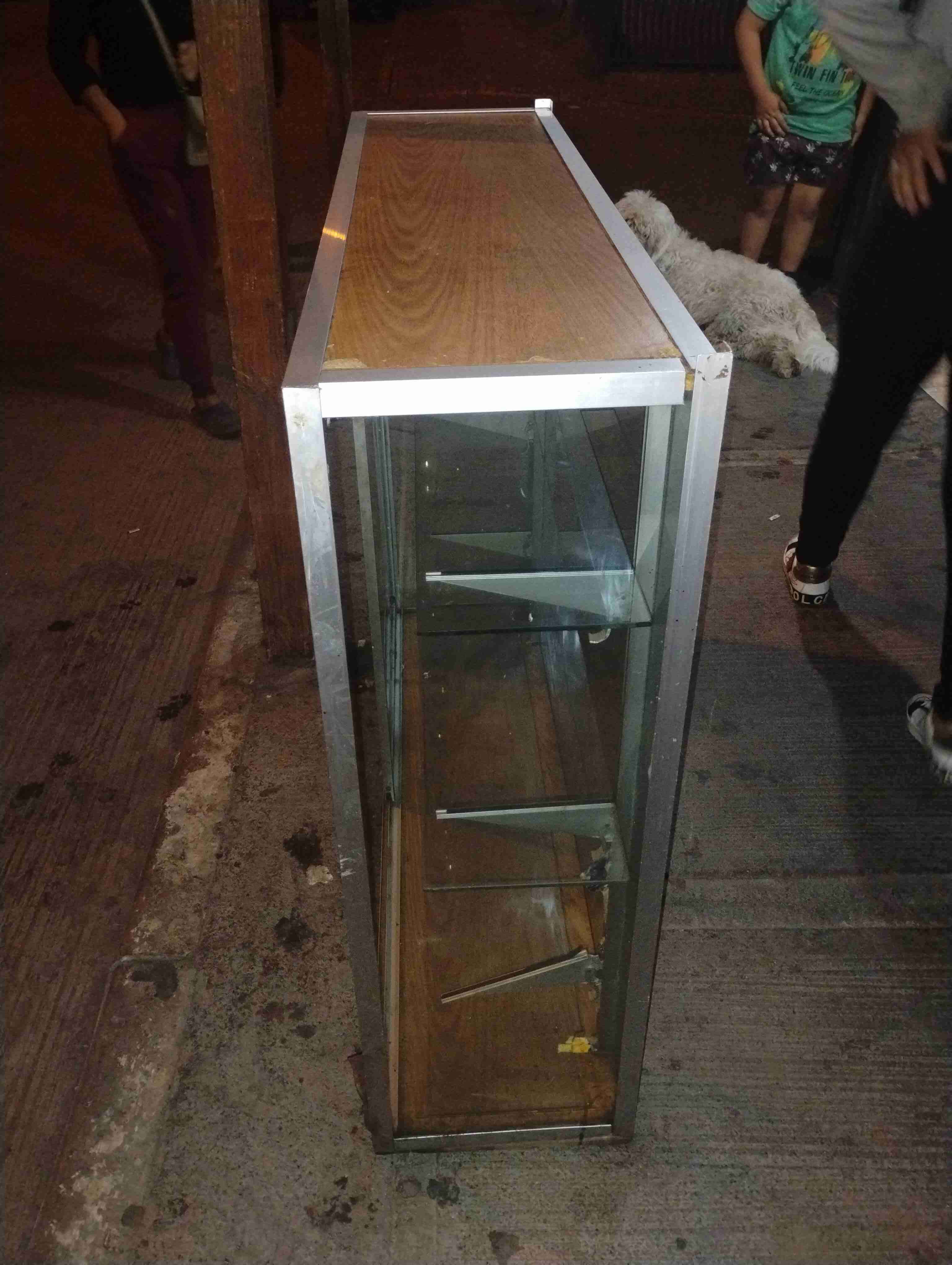 Vitrina de vidrio y metal - miniatura 3