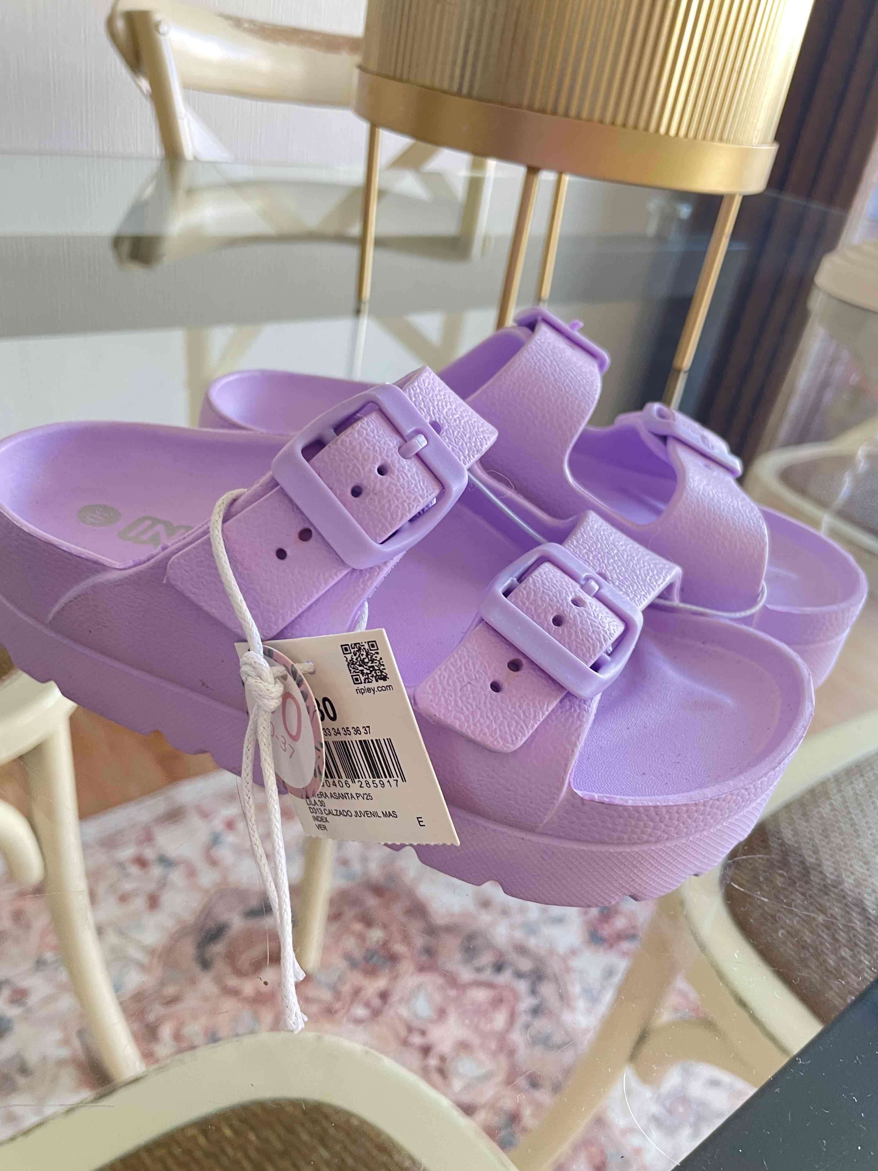 Sandalias moradas de goma