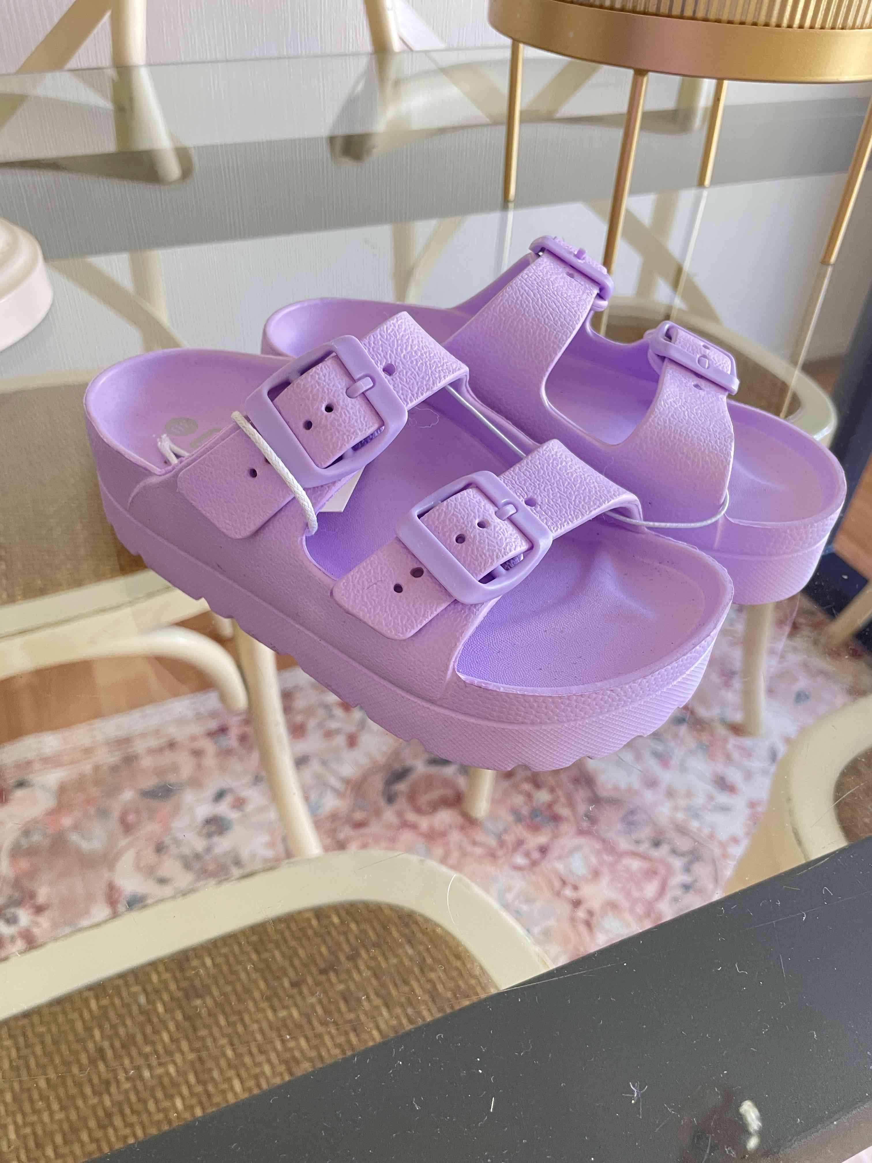 Sandalias moradas de goma - miniatura 2