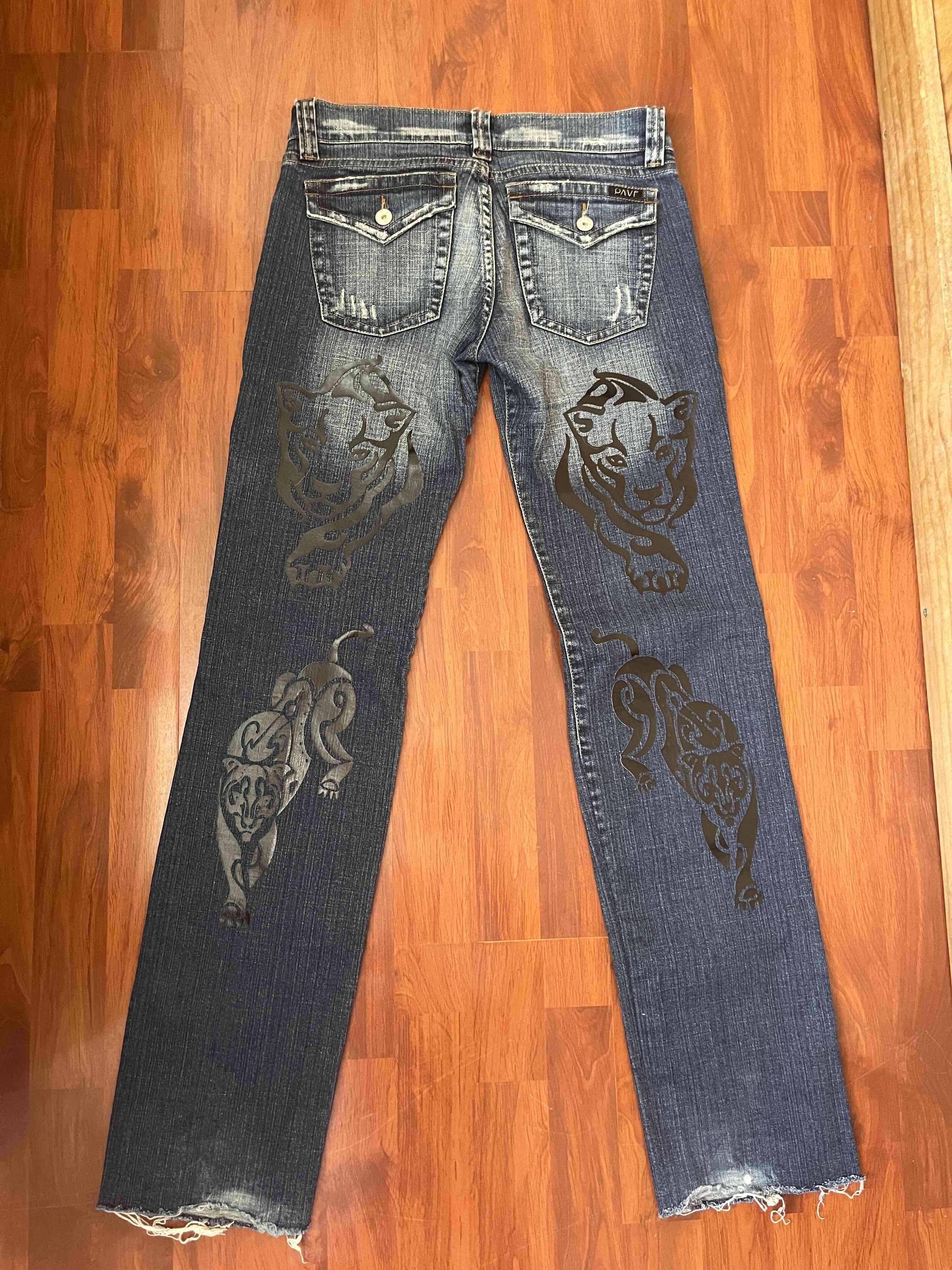 Jeans y2k con diseño de panteras - miniatura 3
