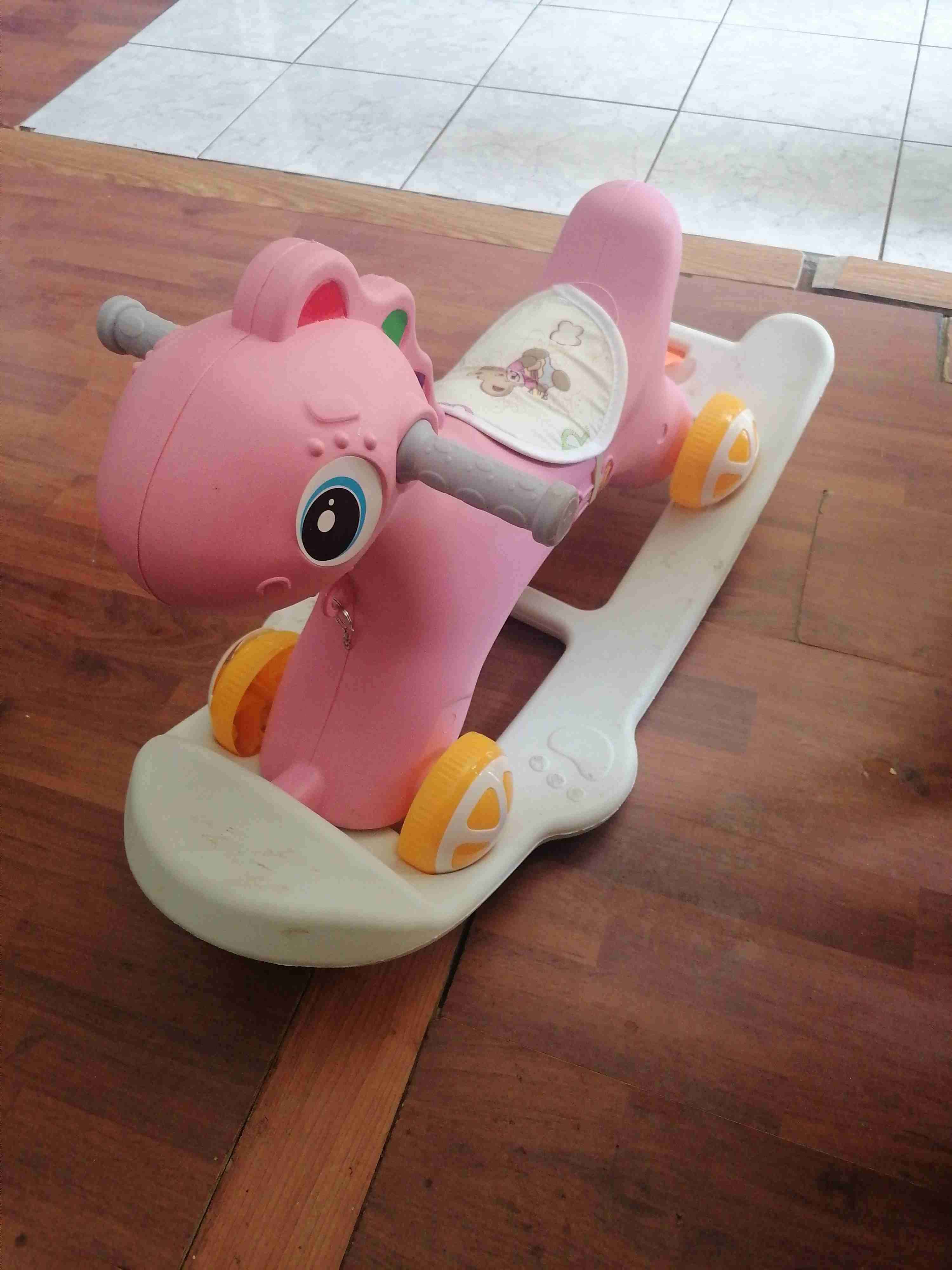 Caballito mecedor infantil rosa - miniatura 2