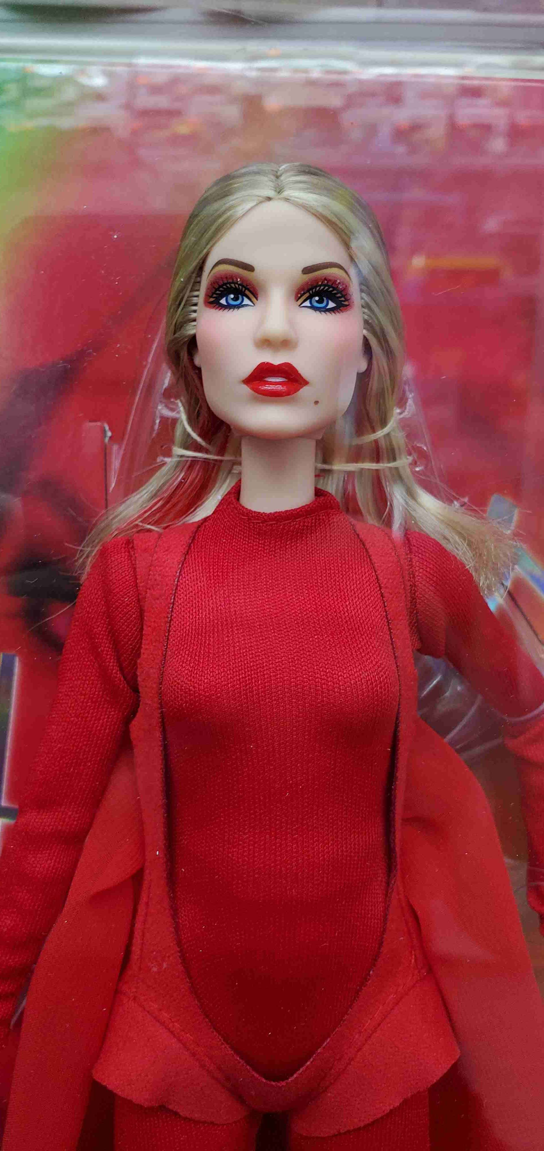 2025 Muñeca Barbie Kylie Minogue Signature roja - miniatura 2
