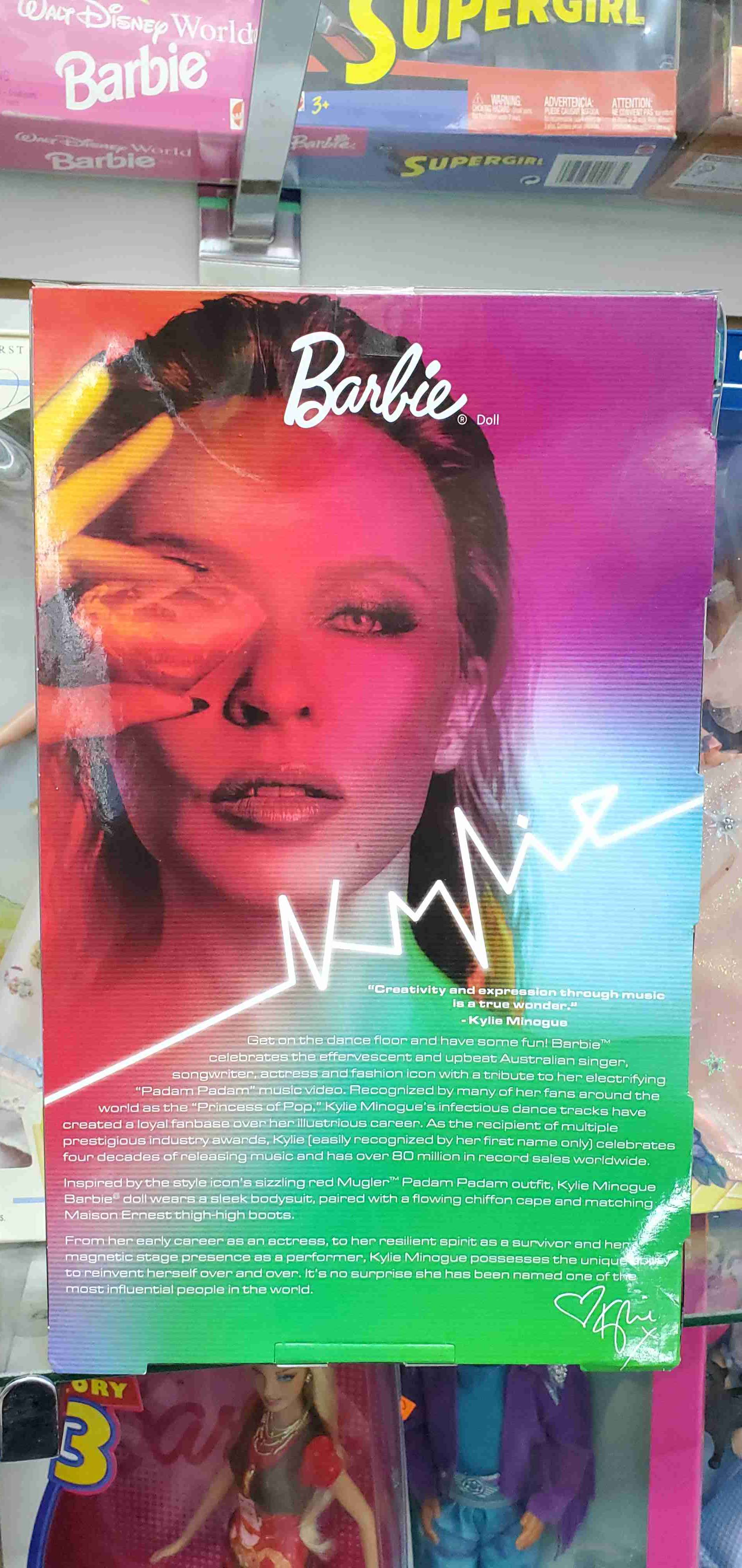 2025 Muñeca Barbie Kylie Minogue Signature roja - miniatura 3