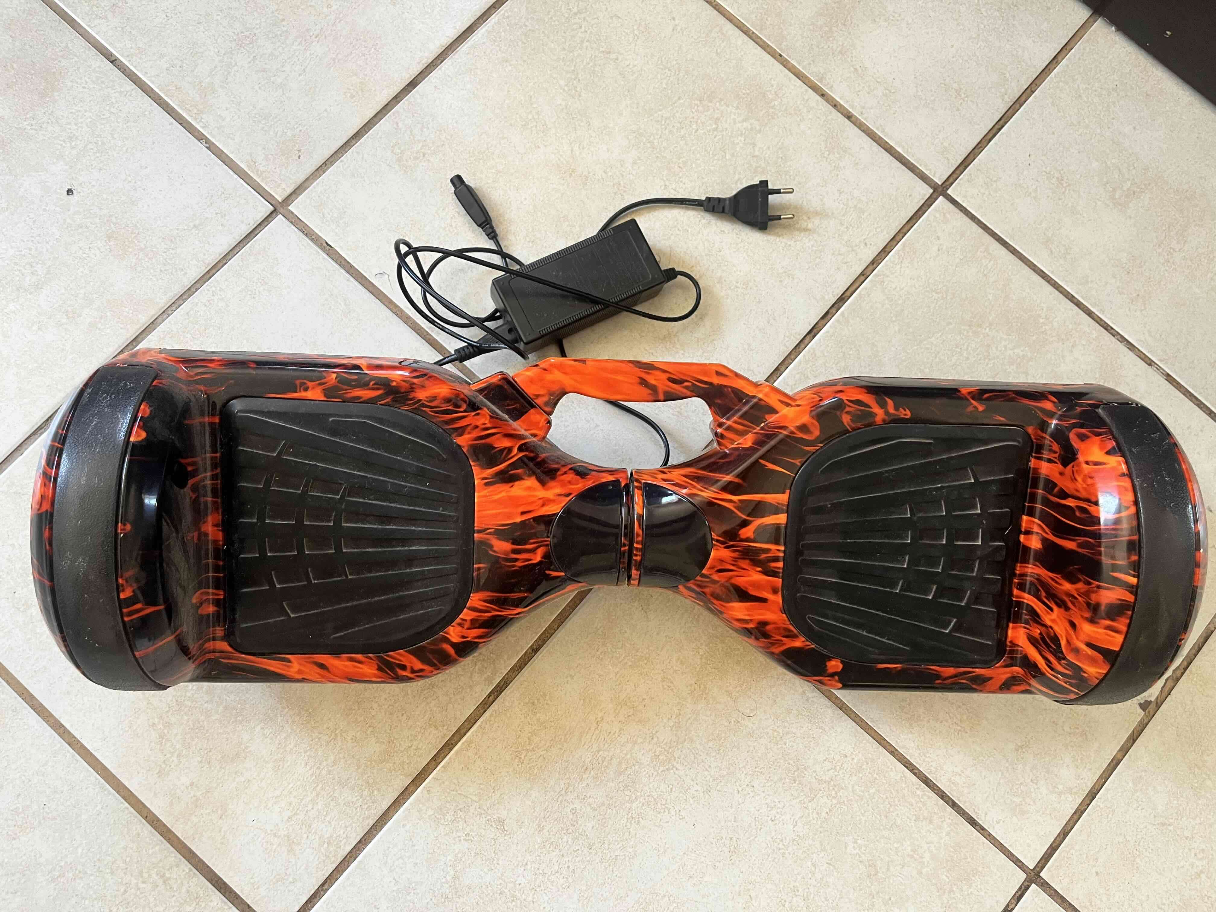 Hoverboard con diseño de llamas