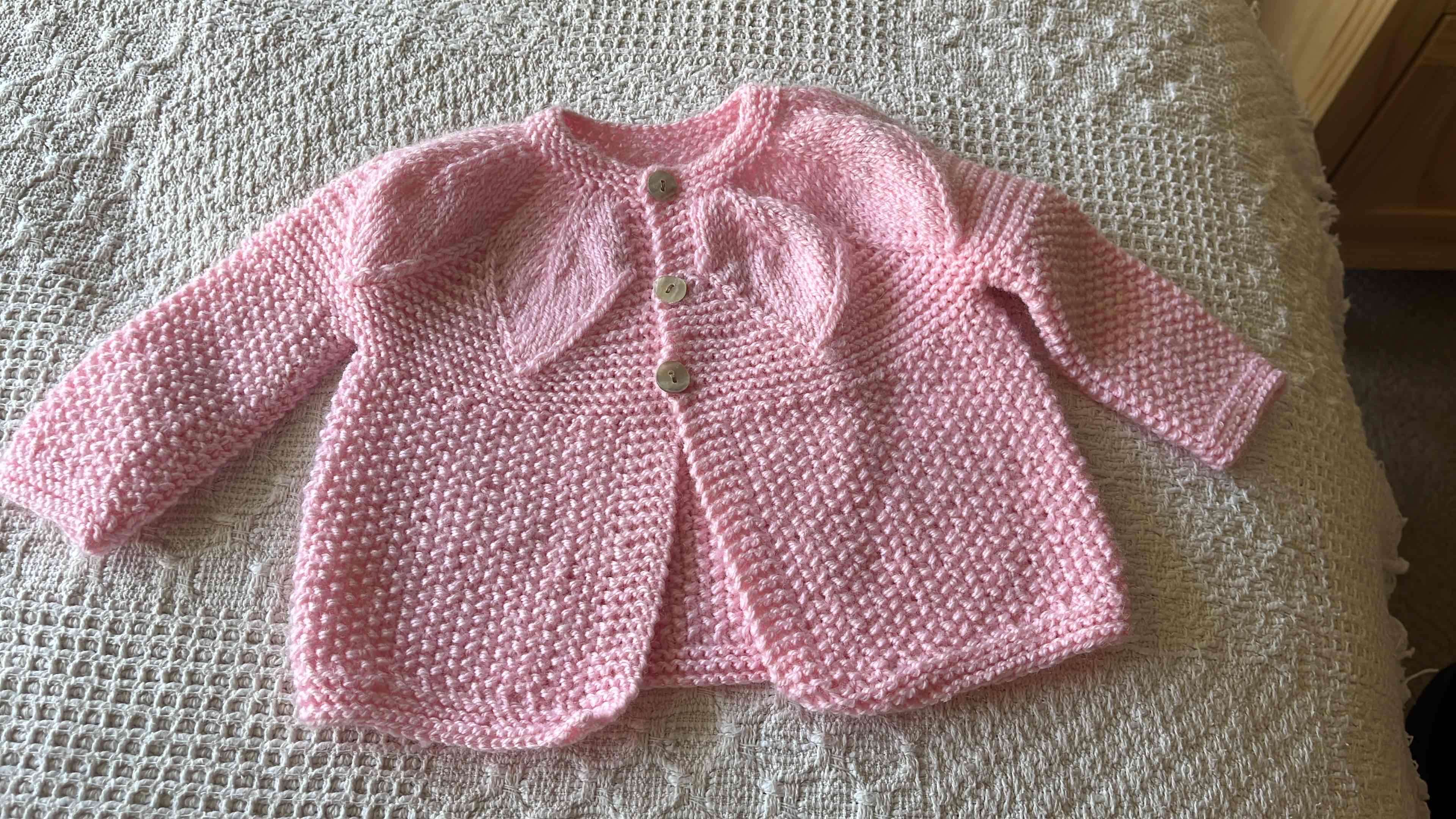 Chaleco de bebé rosado tejido