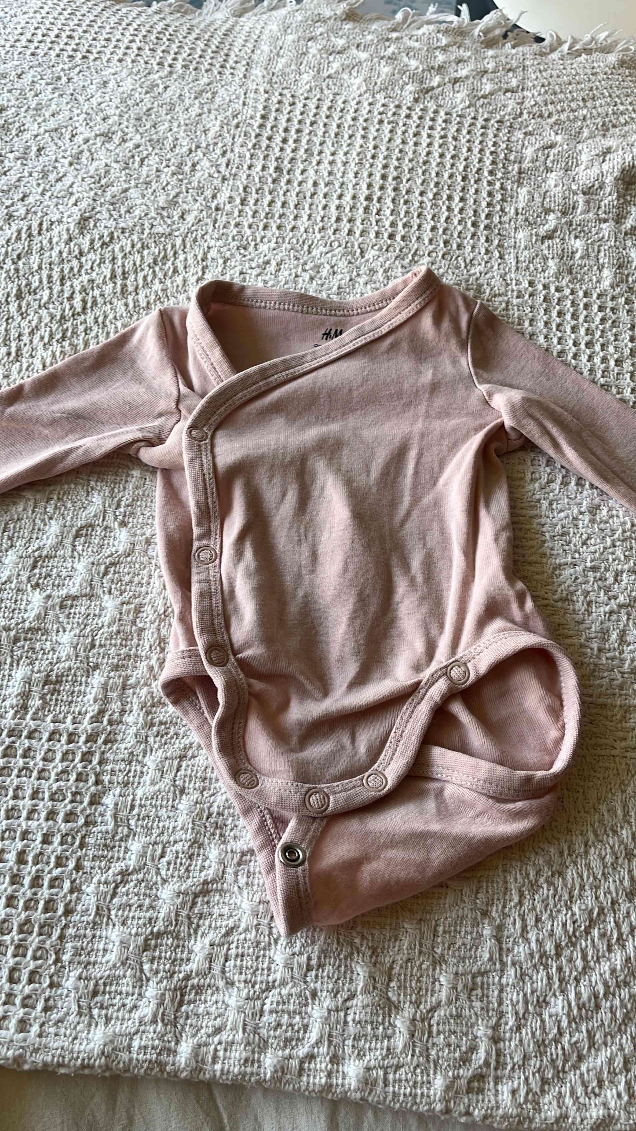Body rosa H&M para bebé 0-1