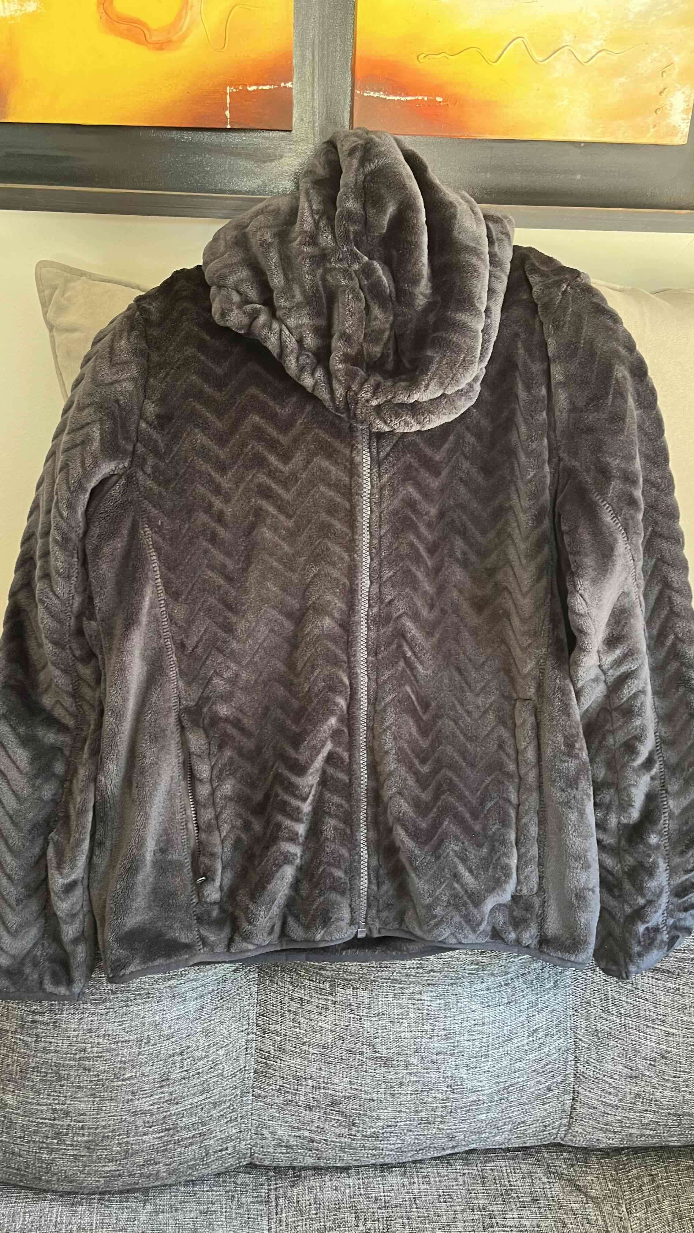 Chaqueta de felpa gris con capucha