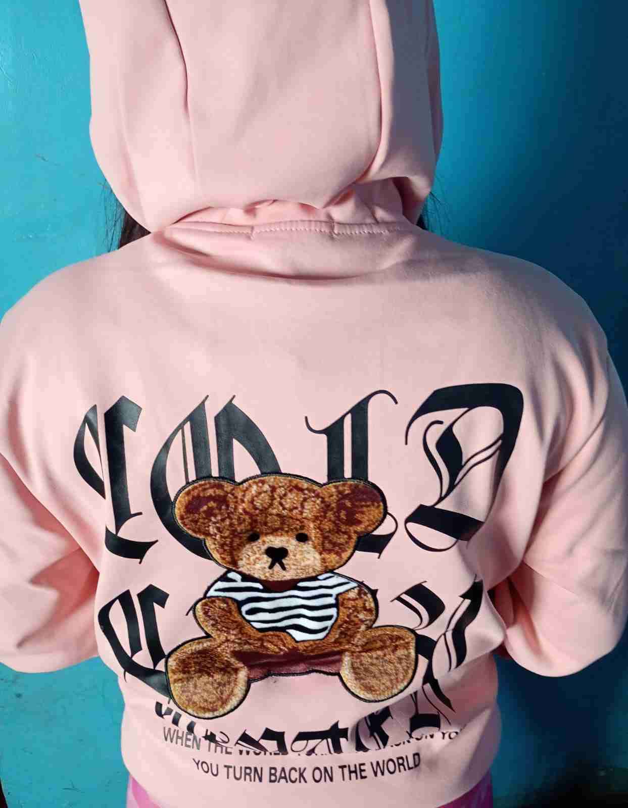 Polerón rosado con oso marca moskino