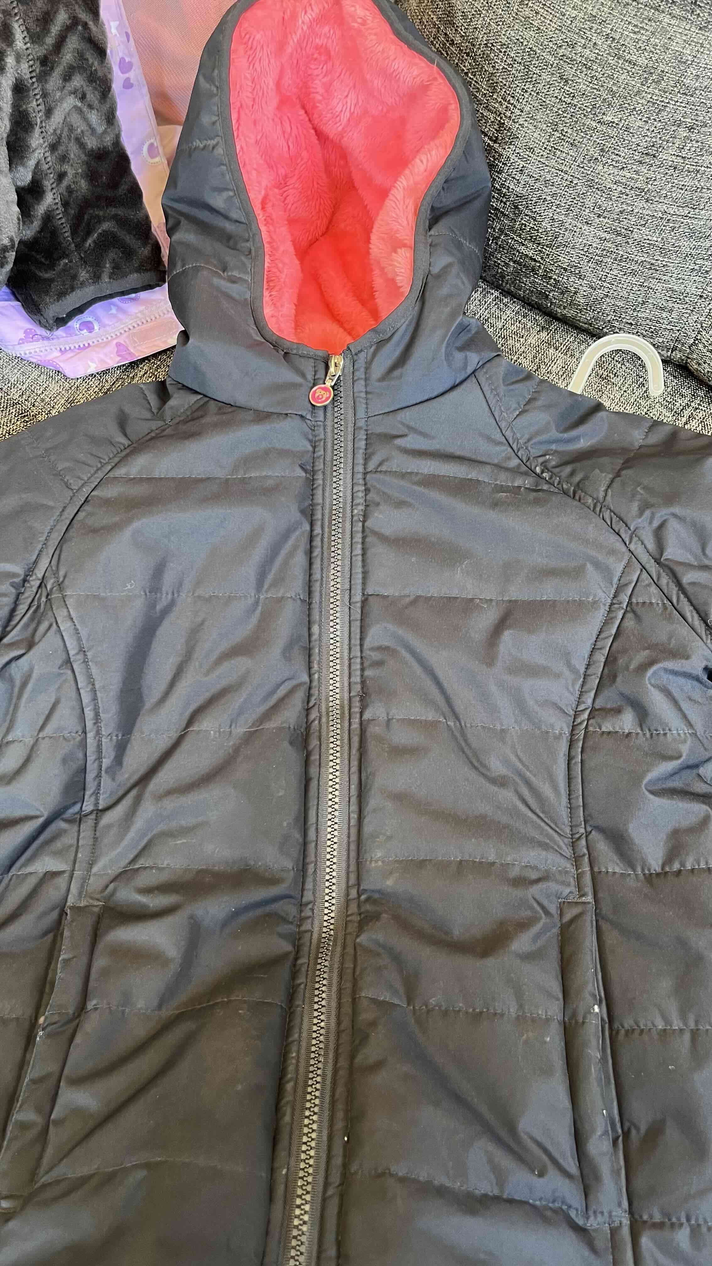 Chaqueta negra con capucha acolchada