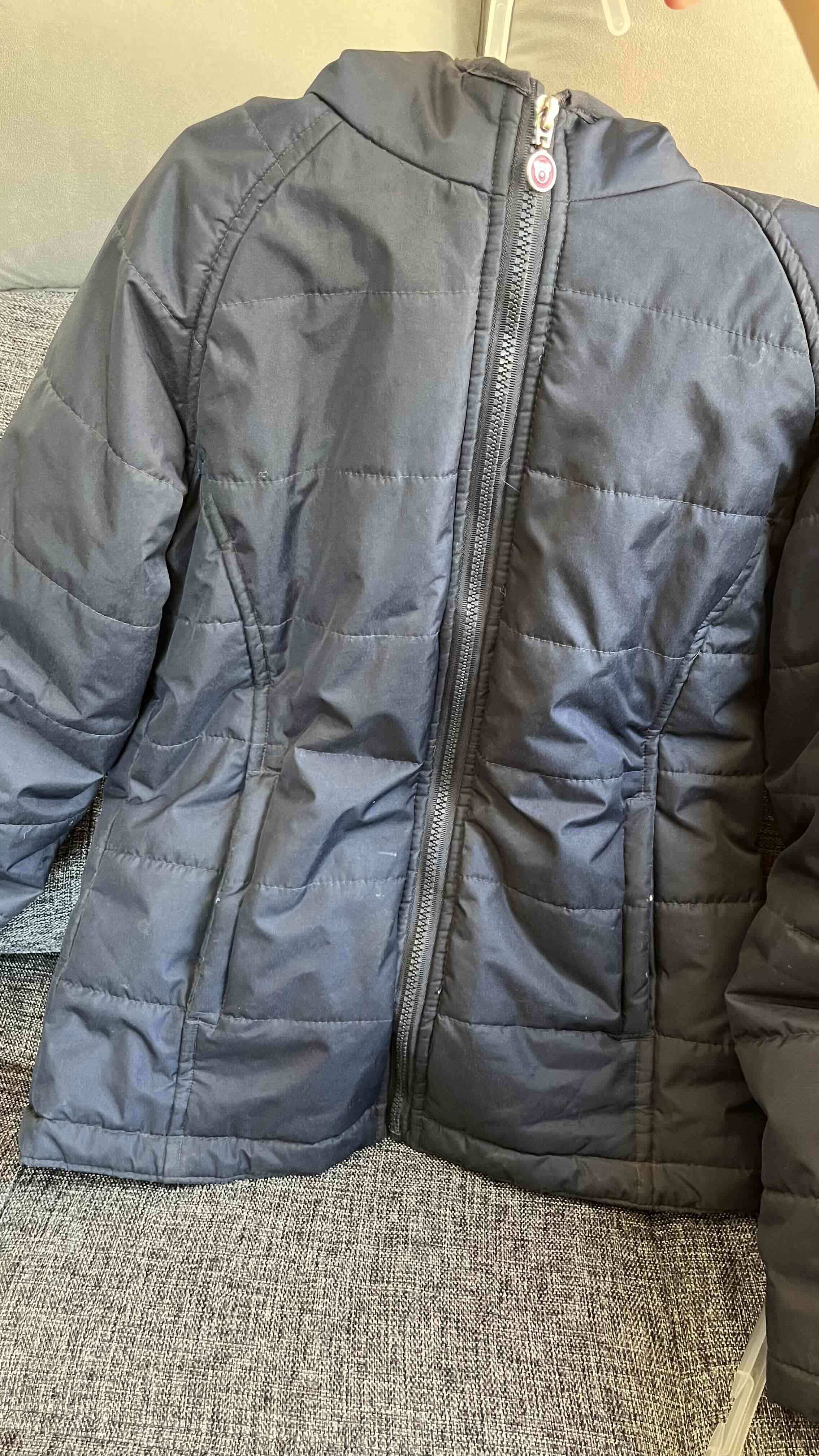 Chaqueta negra con capucha acolchada - miniatura 2