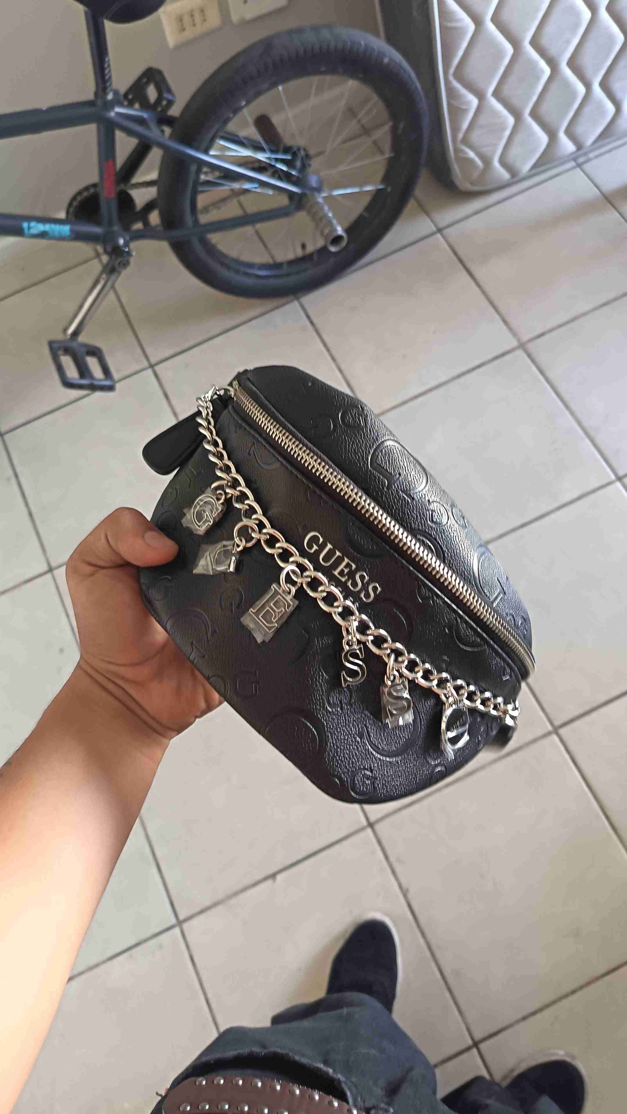 Banano Guess negro con charmes