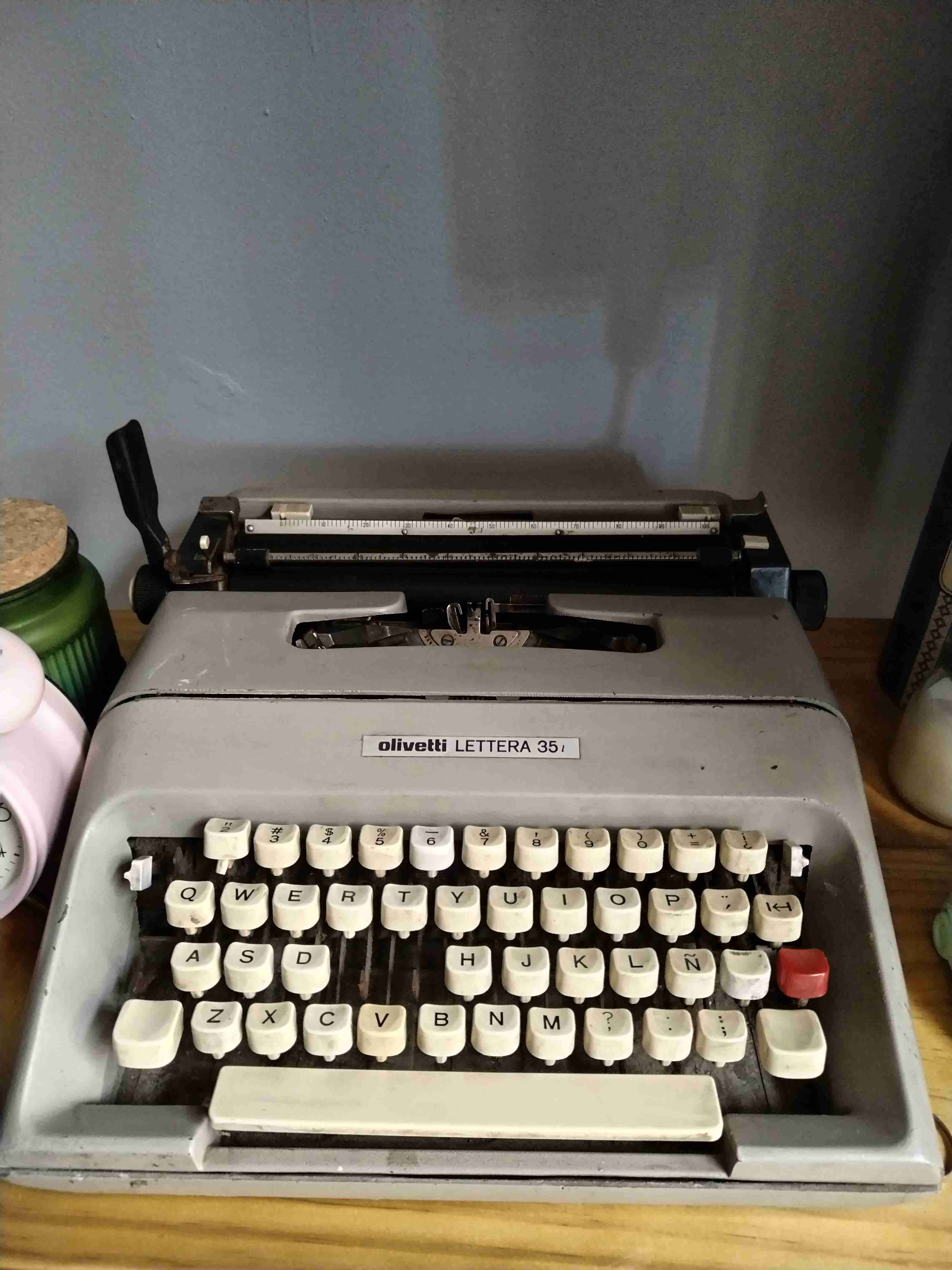 Máquina de escribir Olivetti Lettera 35 - miniatura 2