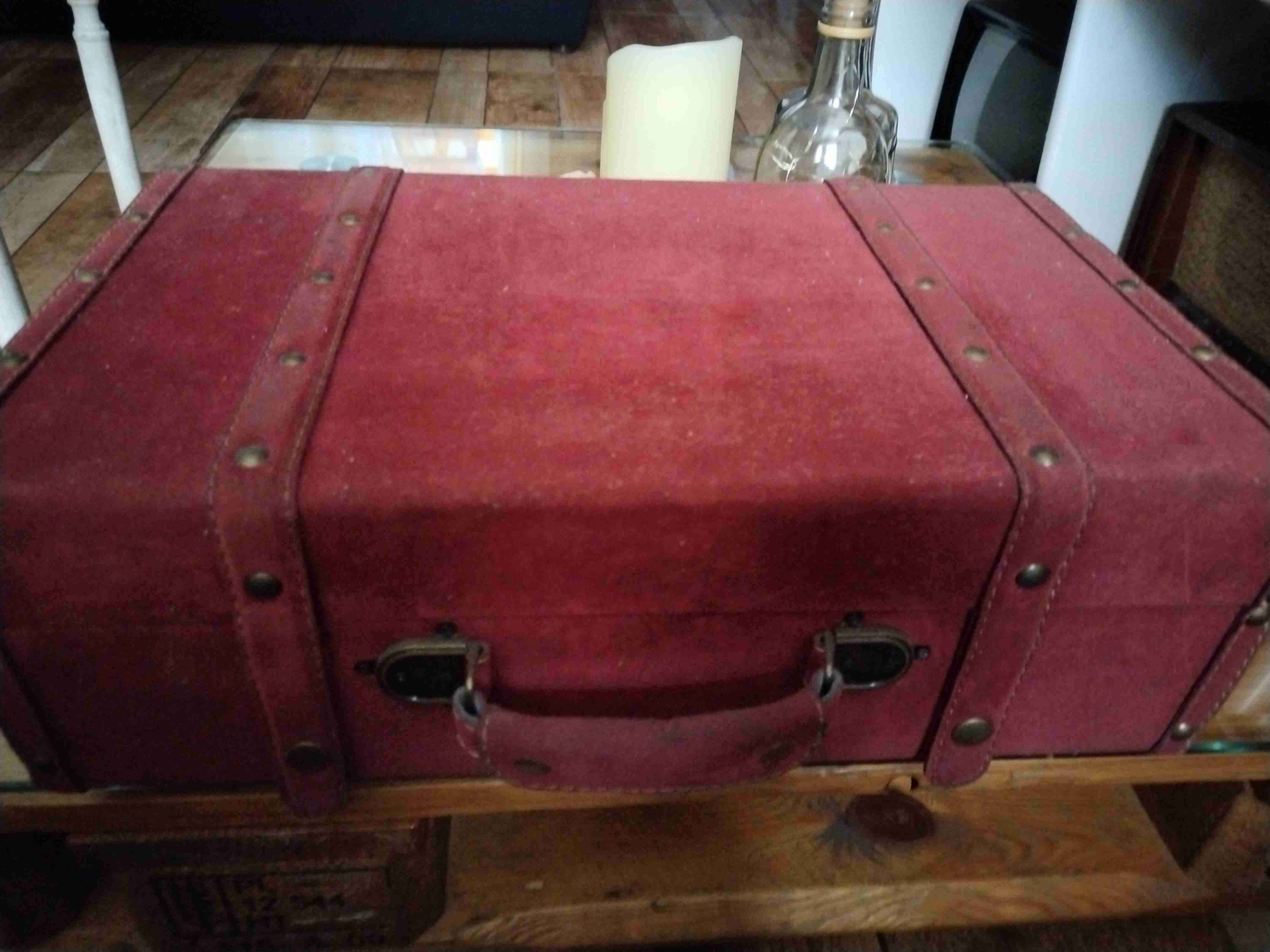 Maleta vintage de tela roja