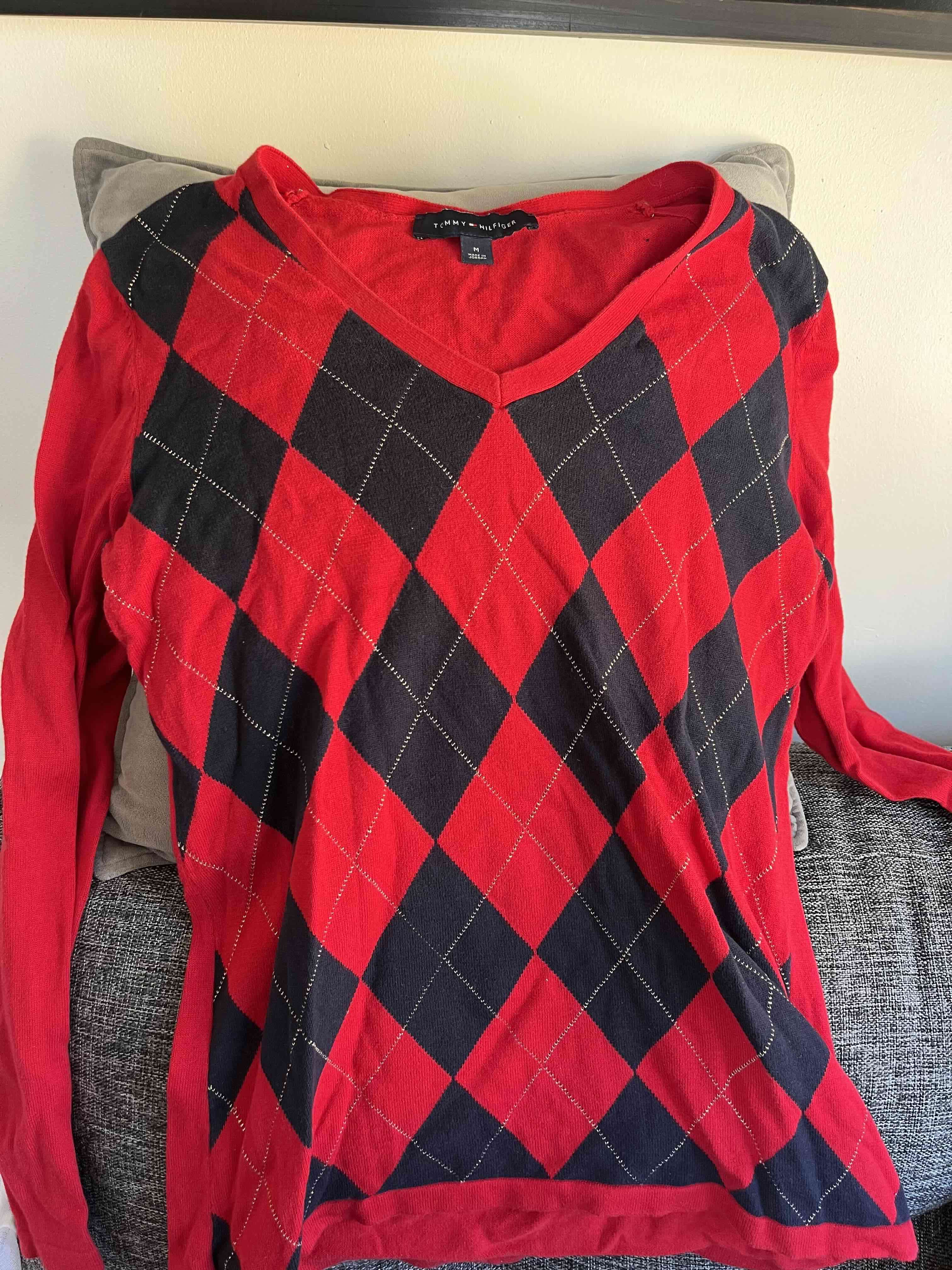 Suéter rojo de rombos Tommy Hilfiger