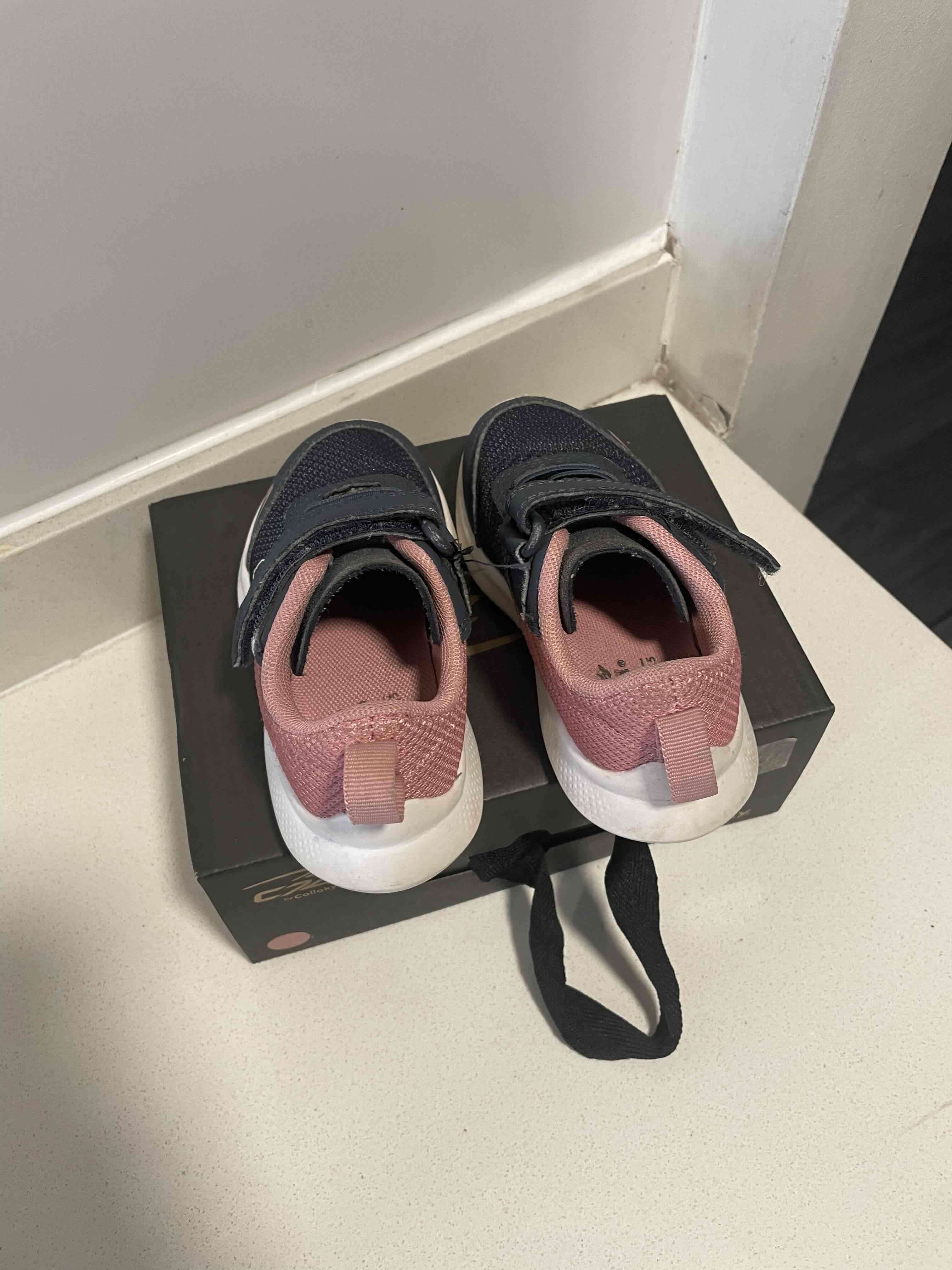 Zapatillas deportivas rosas y negras