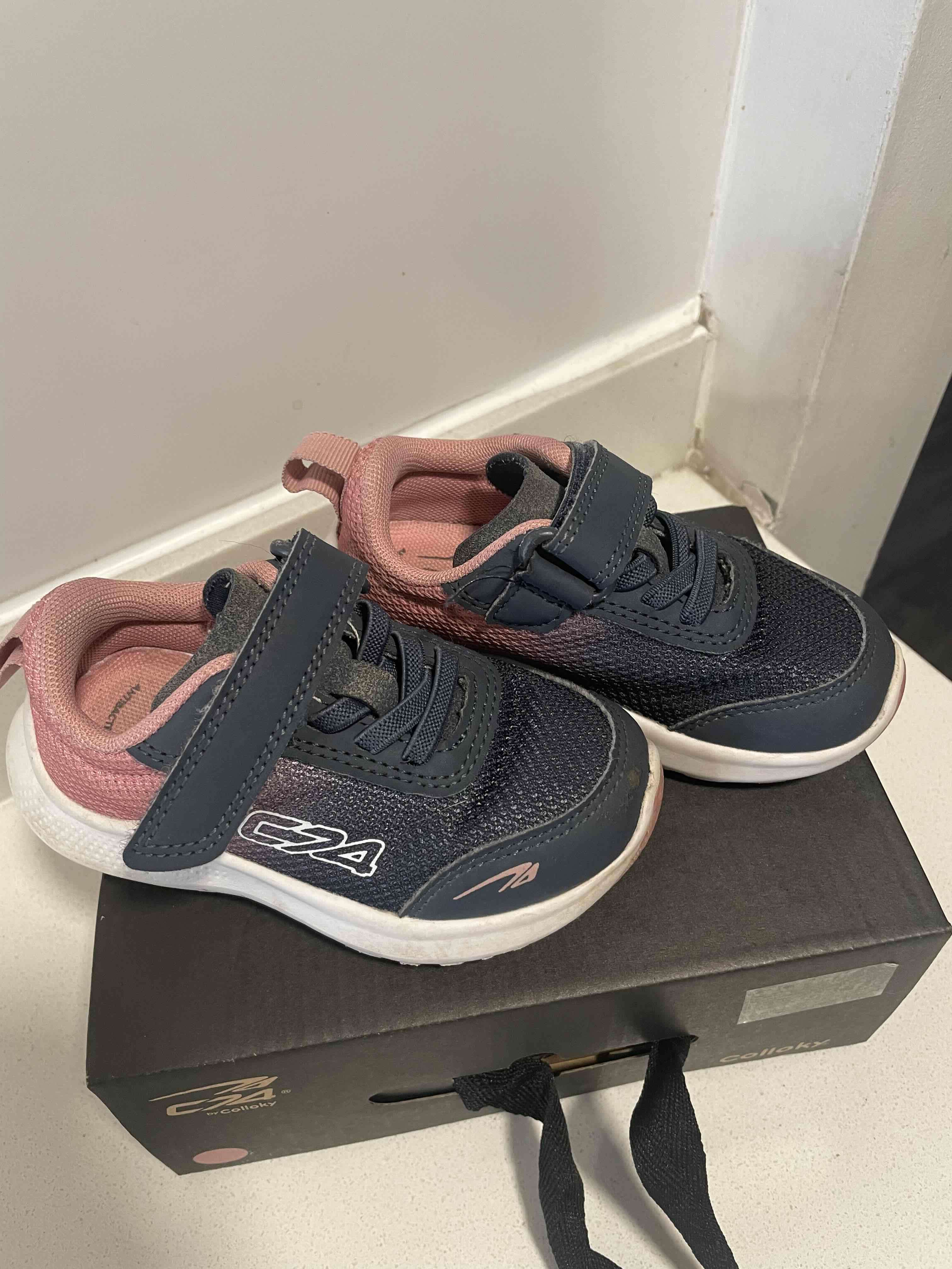 Zapatillas deportivas rosas y negras - miniatura 2