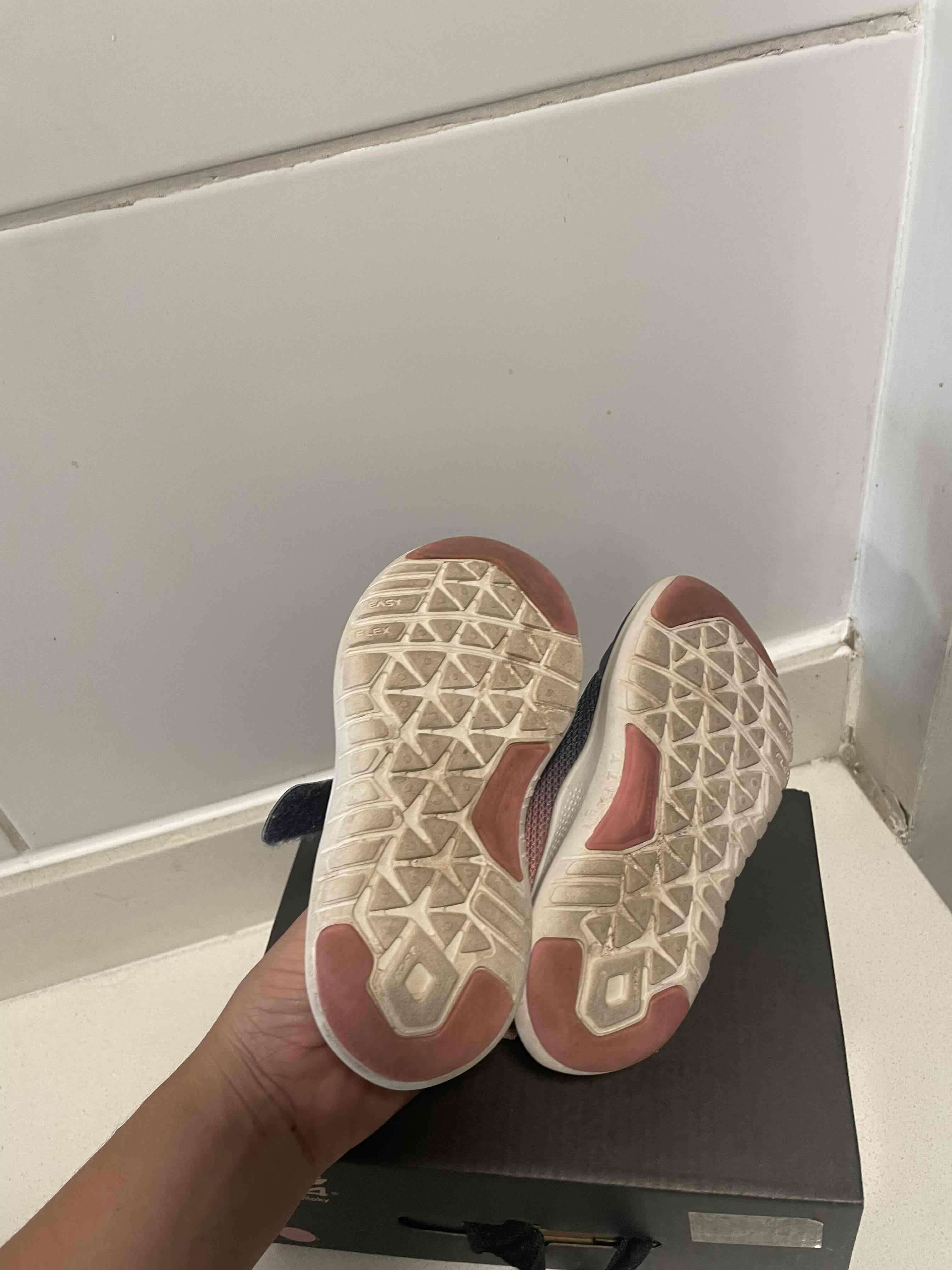 Zapatillas deportivas rosas y negras - miniatura 4