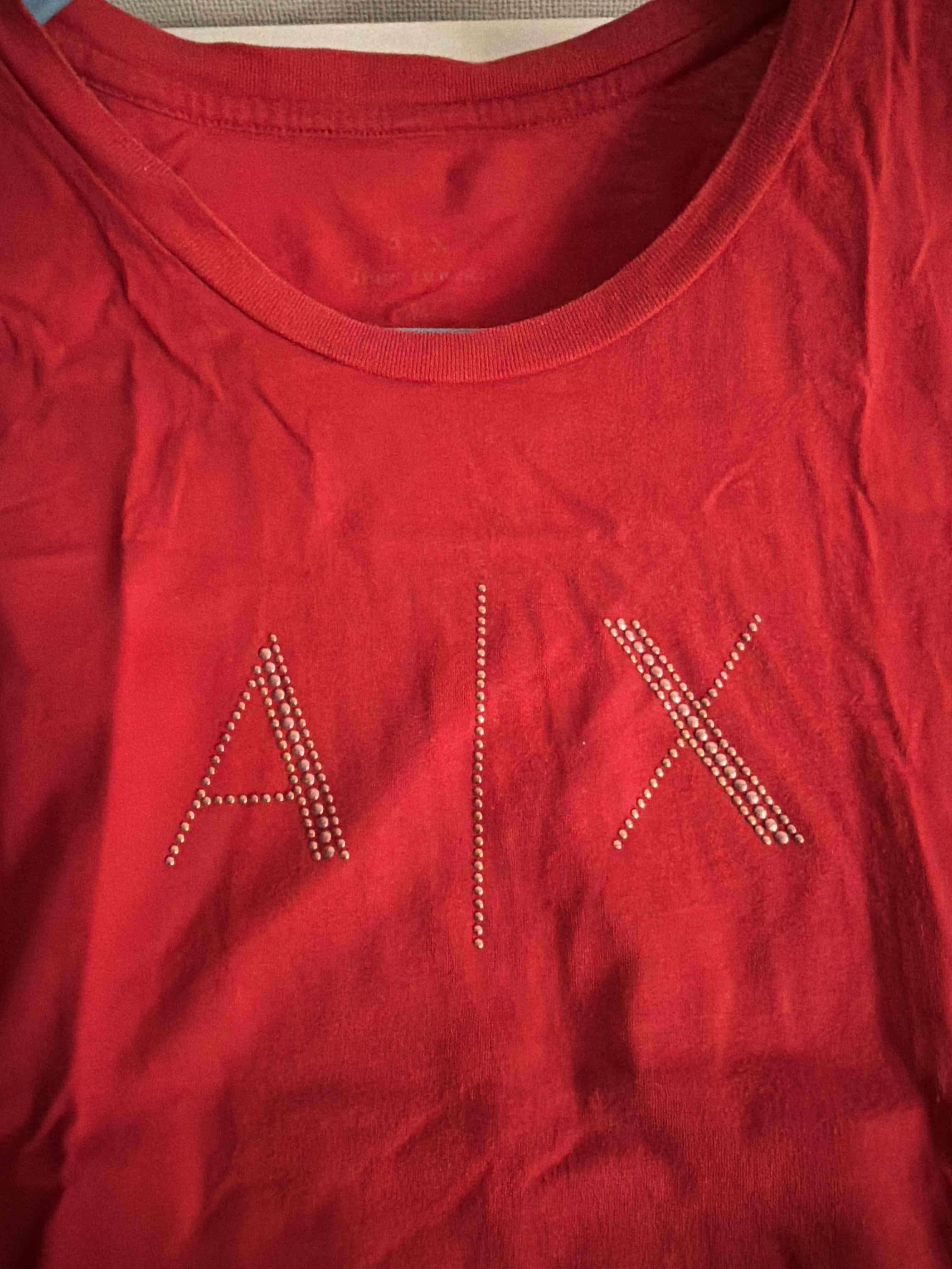 Polera roja con diseño AIX - miniatura 3