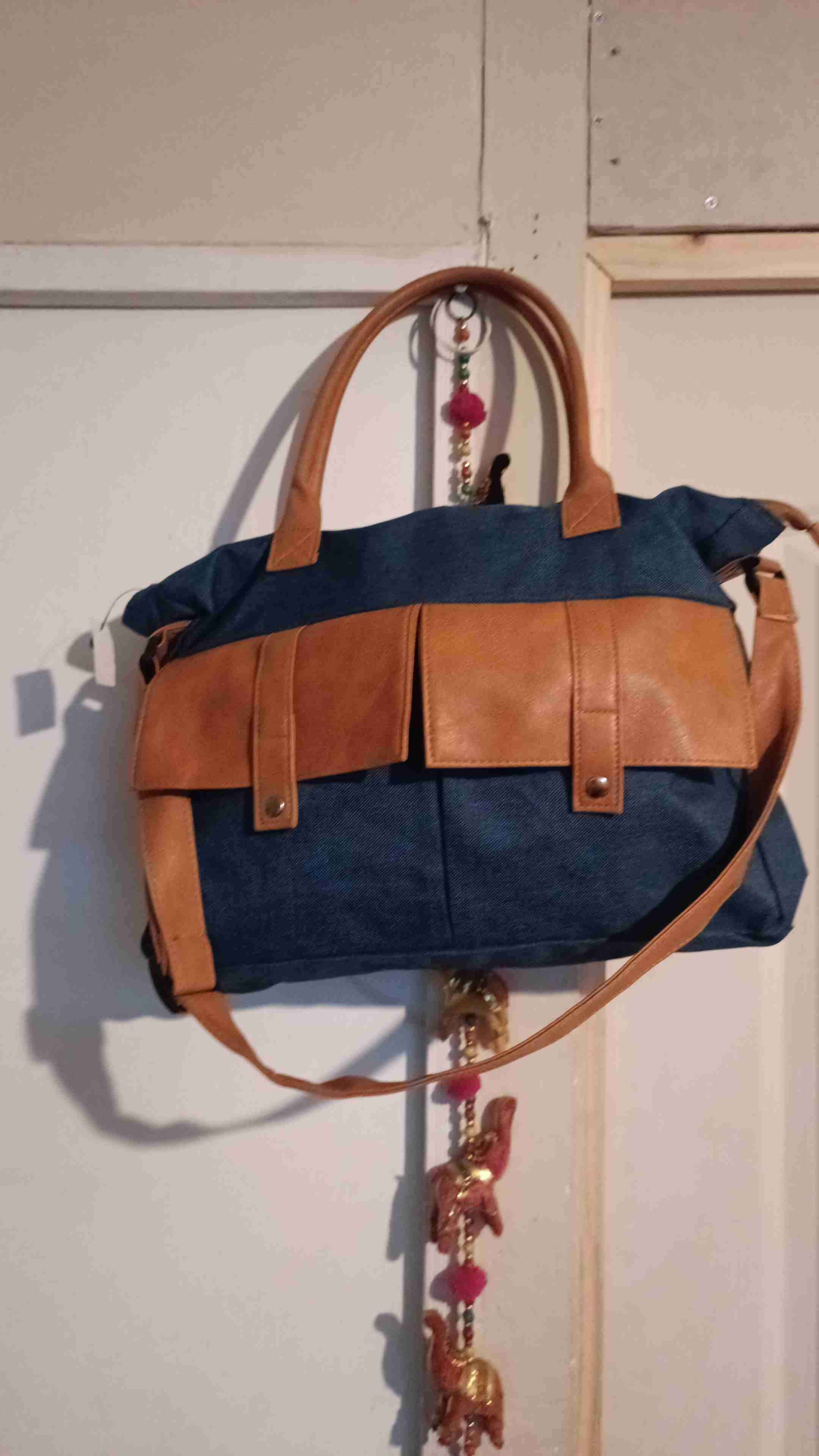 Bolso azul y marrón