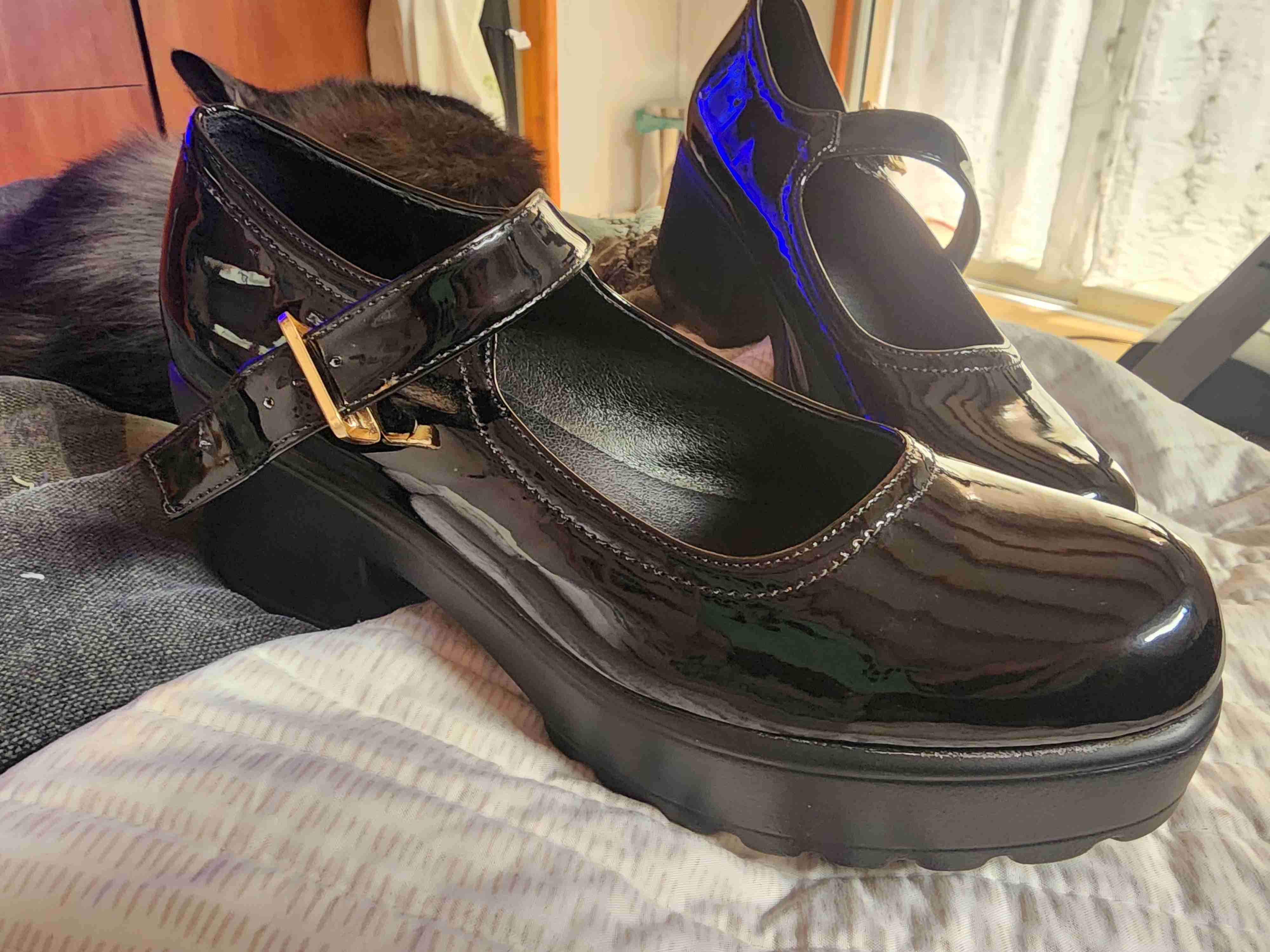 Zapatos de charol negros con taco