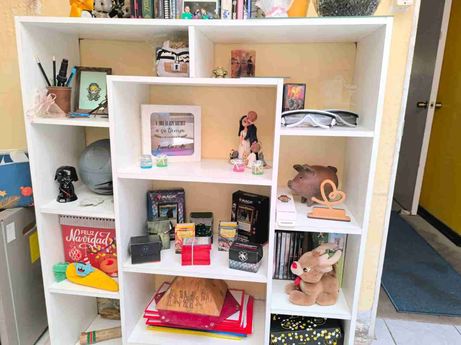 Estante blanco con compartimentos