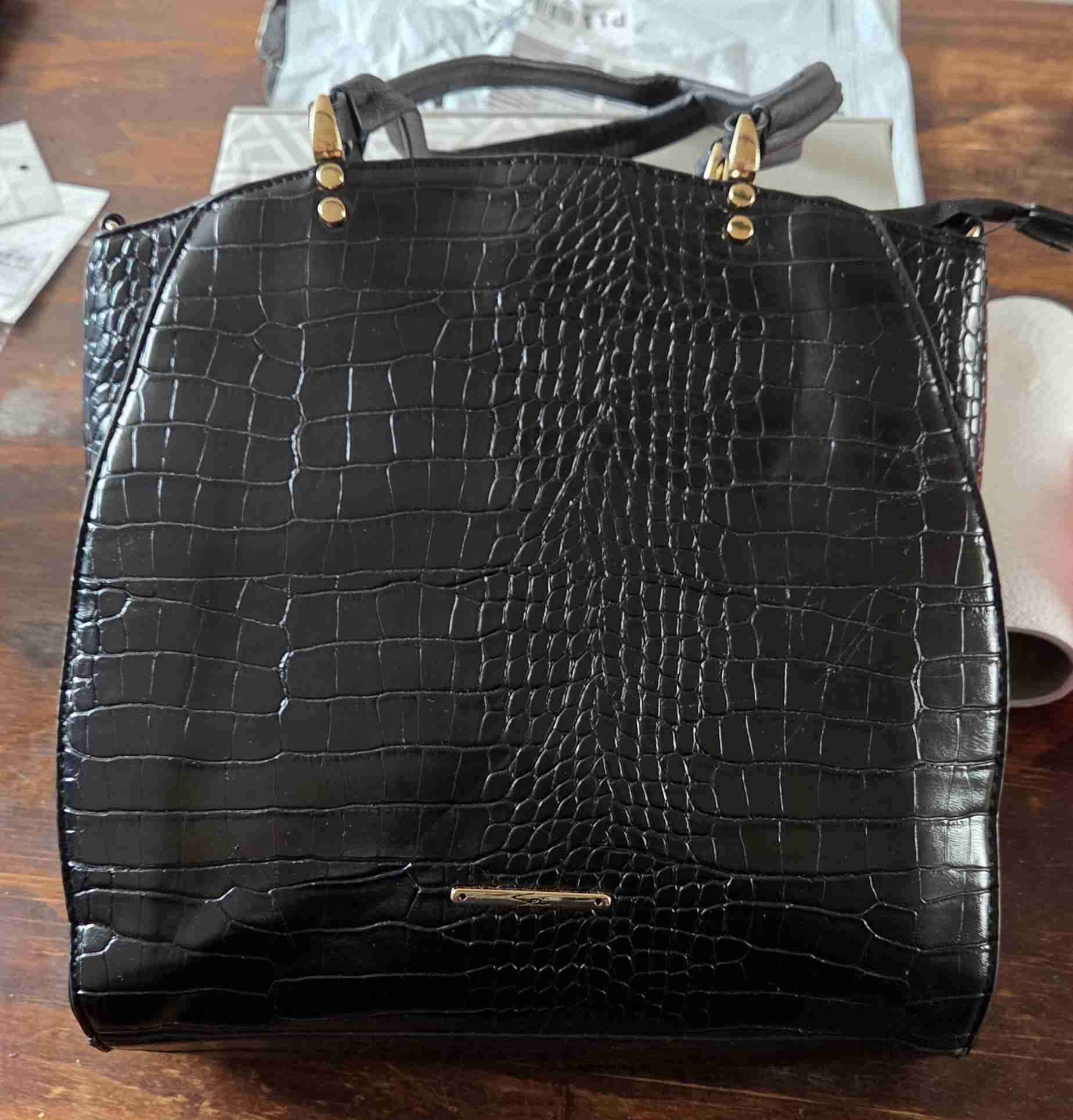 Cartera negra efecto cocodrilo