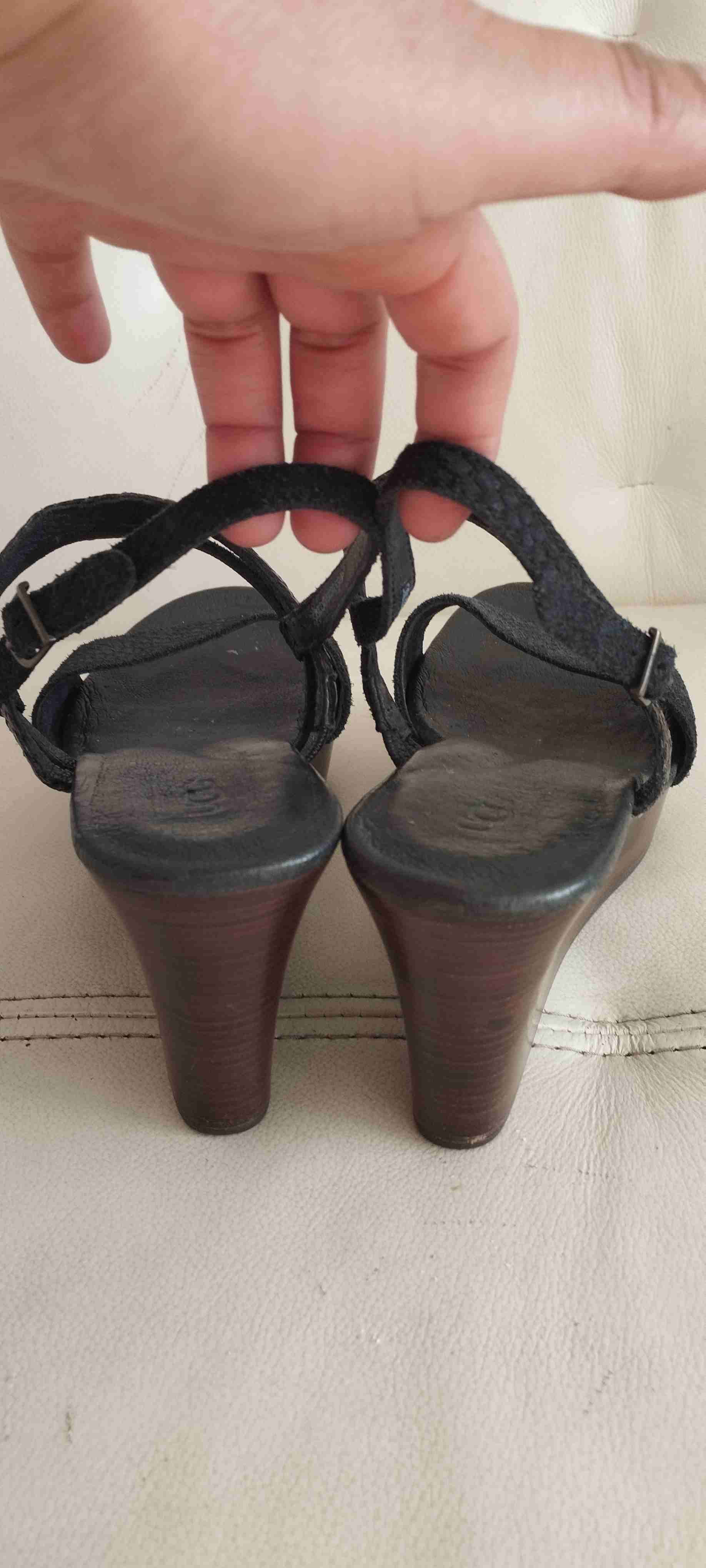 Sandalias marca ugg talla 38 cuero - miniatura 4