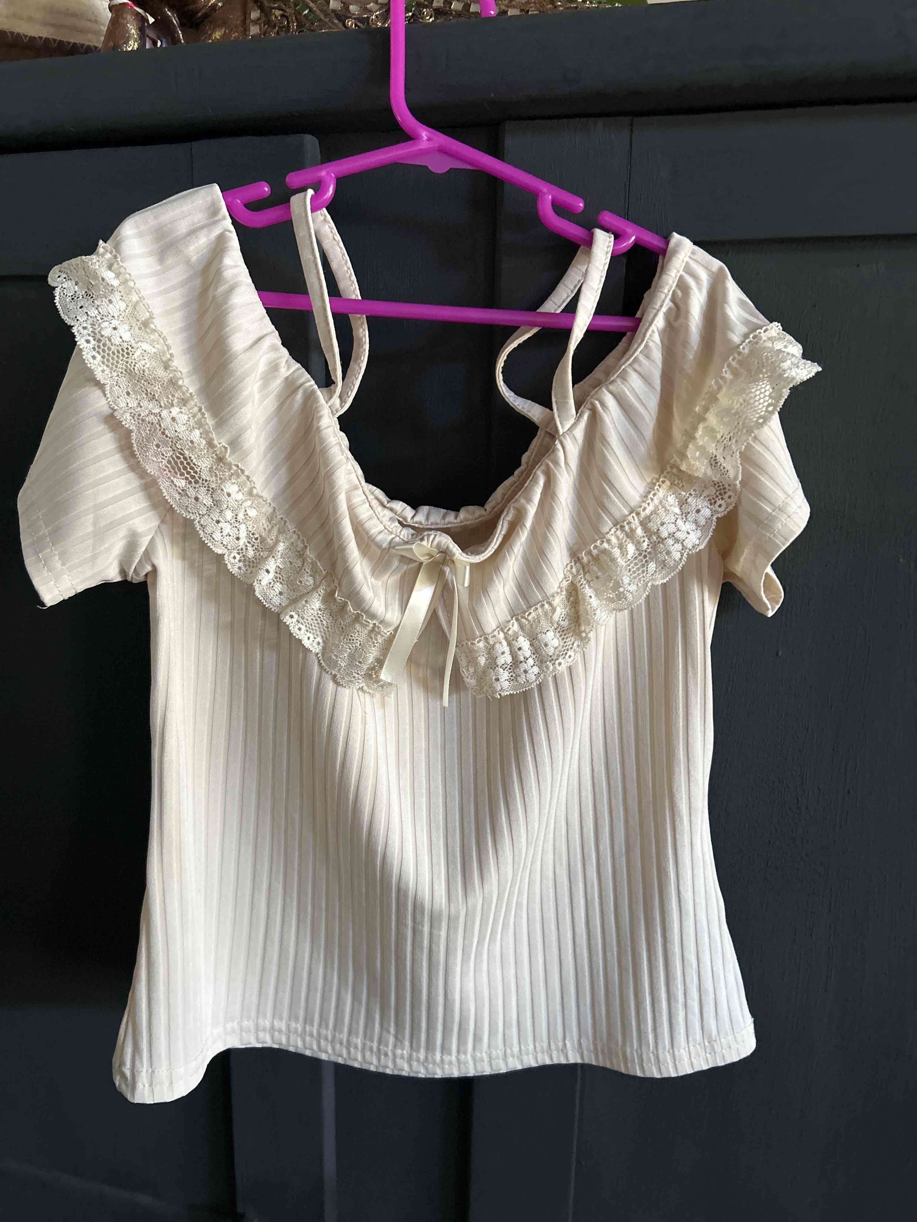 Top beige con tirantes y encaje - miniatura 2