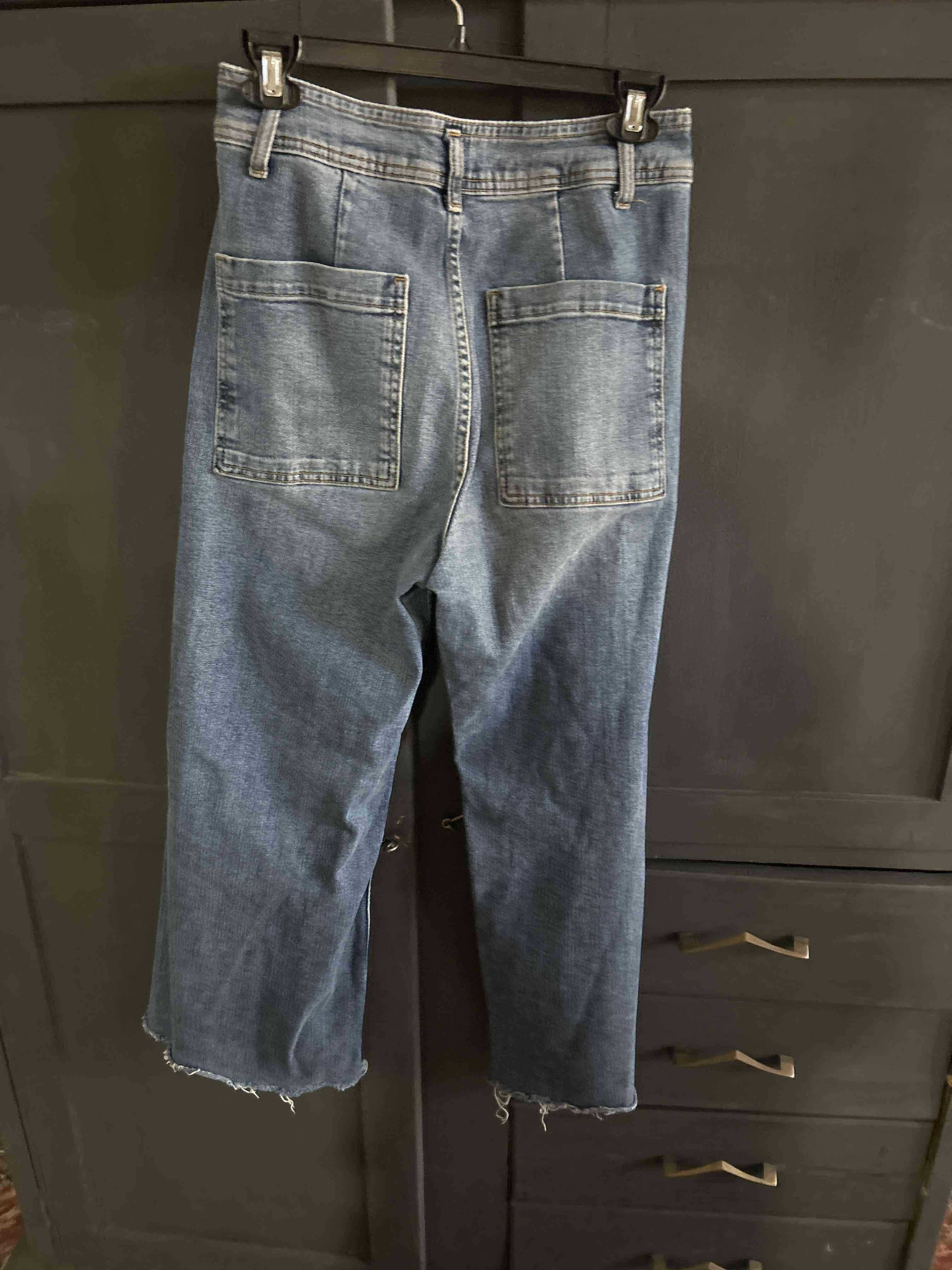 Jeans azul cortos desgastados - miniatura 2