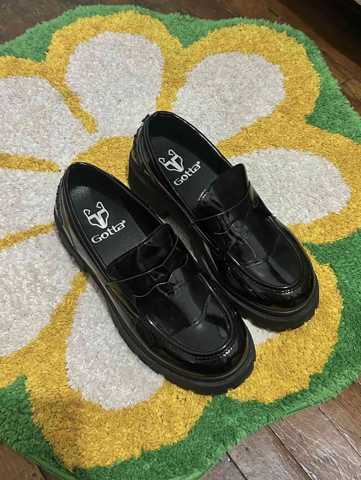 Mocasin charol negro - marca GOTTA