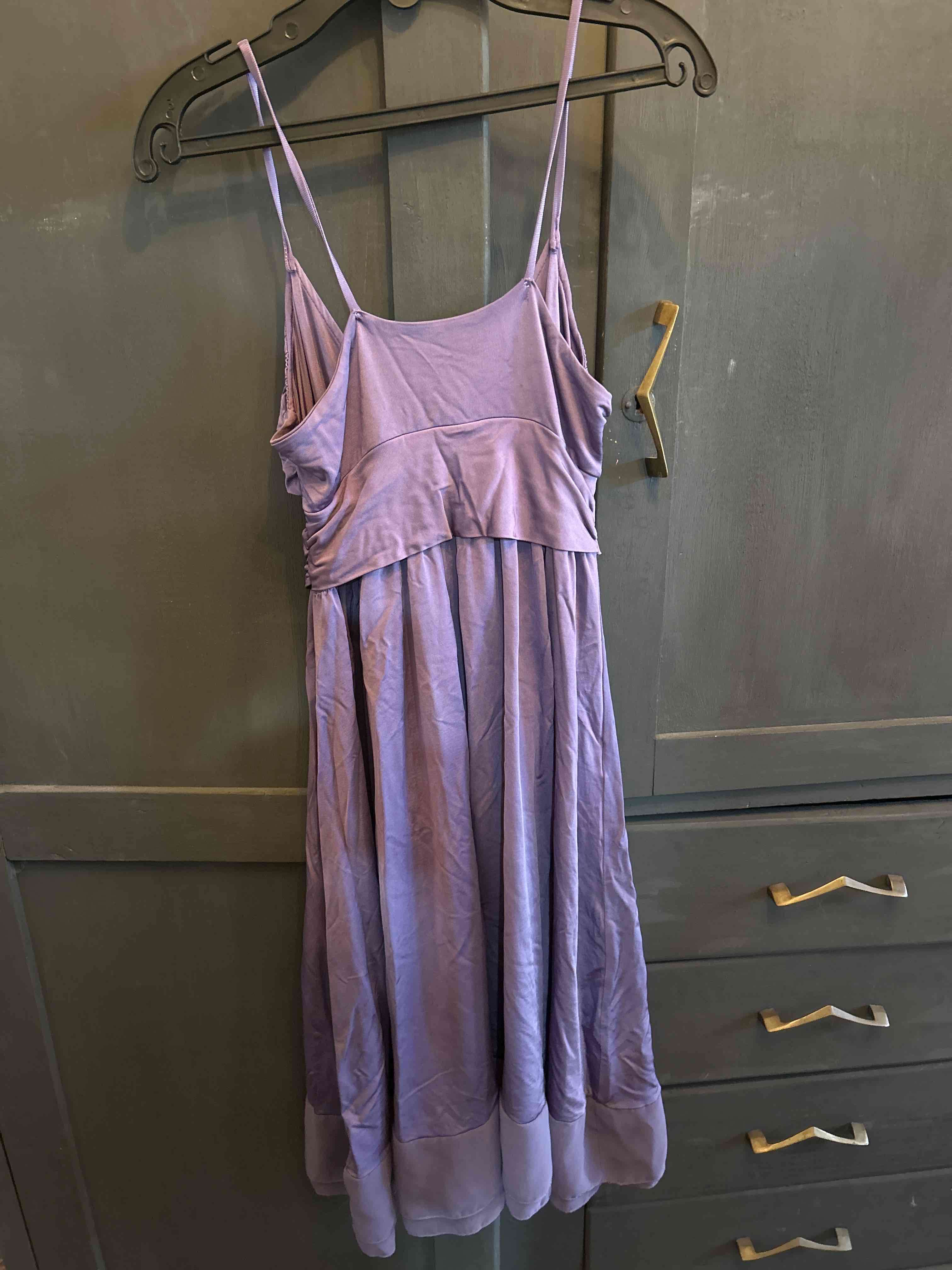 Vestido lila con tirantes - miniatura 2