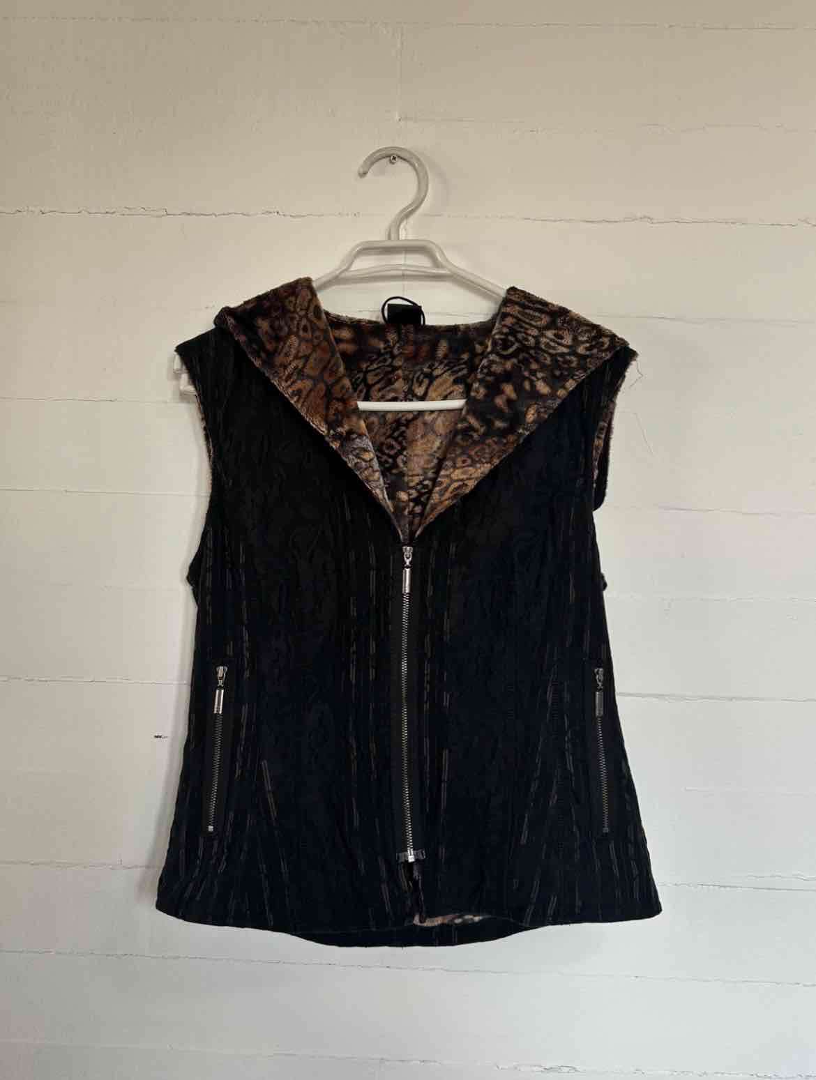 Chaqueta negra sin mangas con capucha