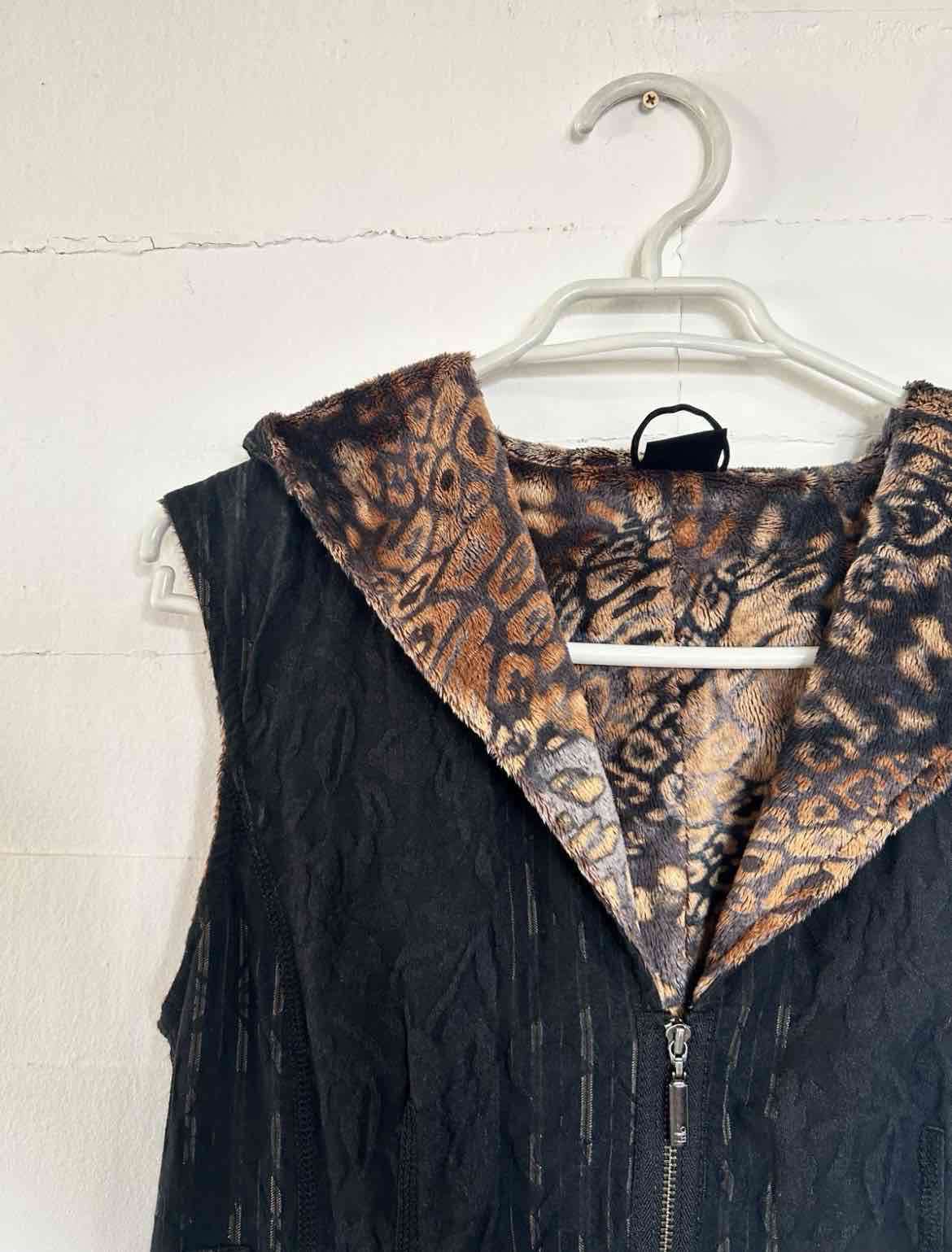 Chaqueta negra sin mangas con capucha - miniatura 2