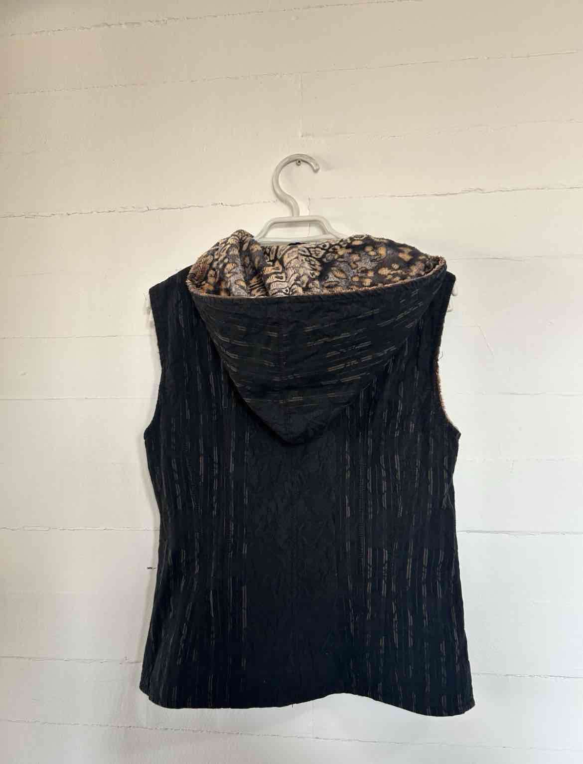 Chaqueta negra sin mangas con capucha - miniatura 3