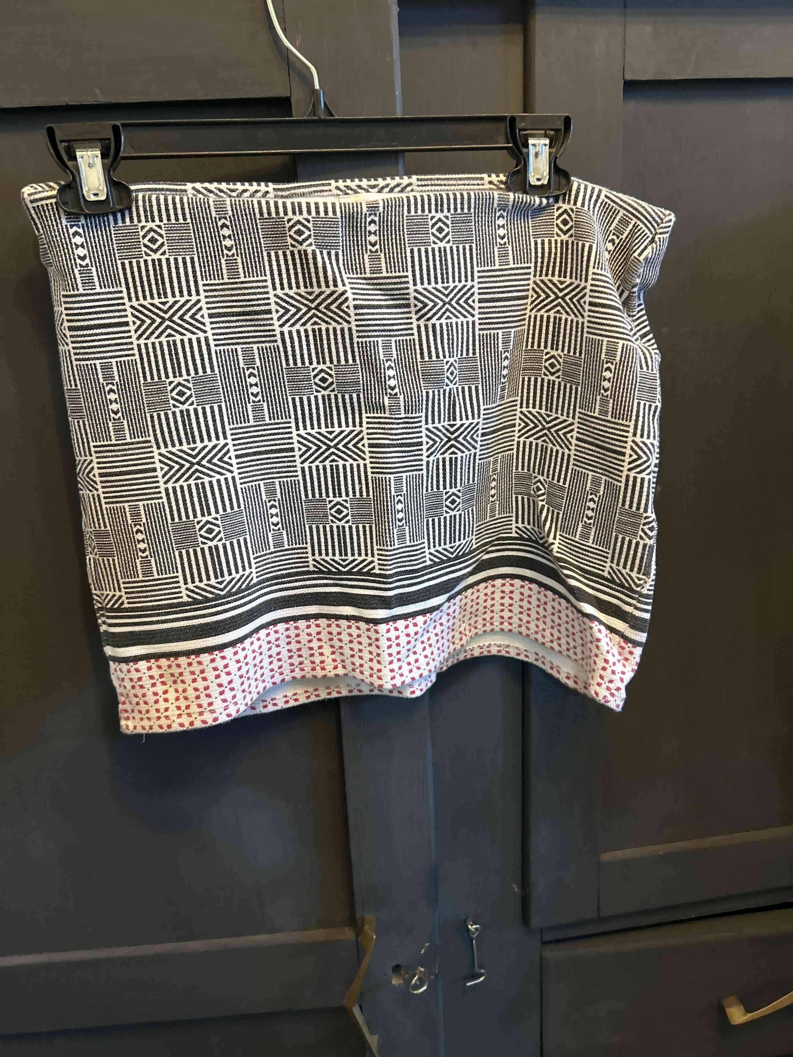 Falda corta estampada en blanco y negro