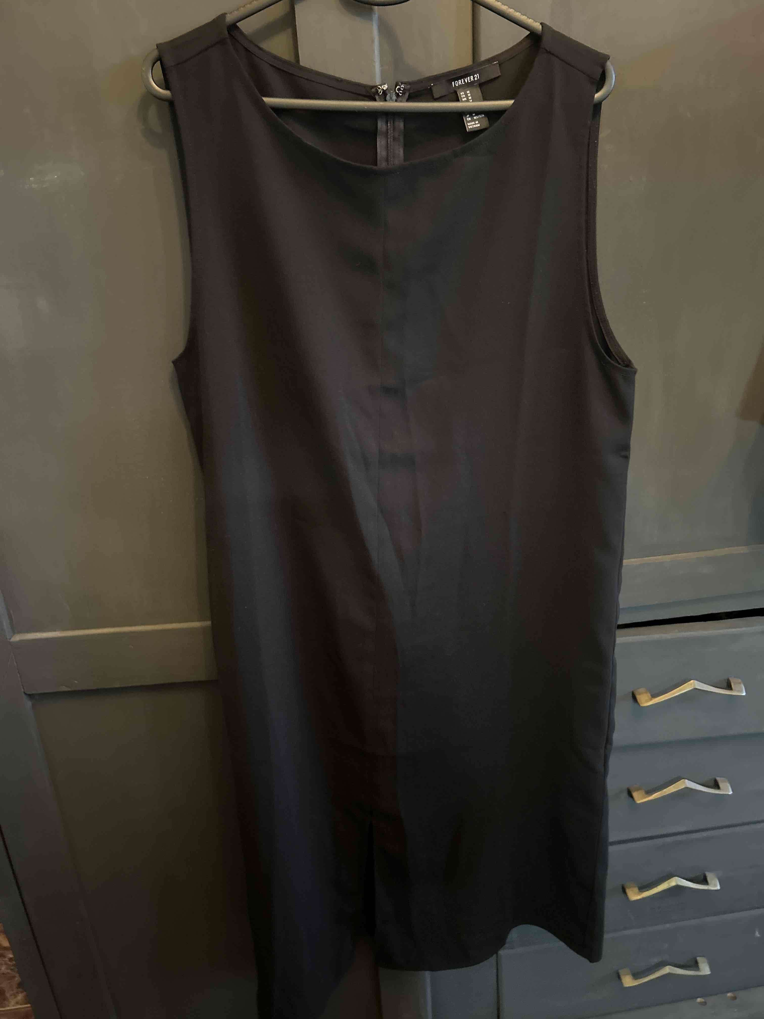 Vestido negro elegante mujer