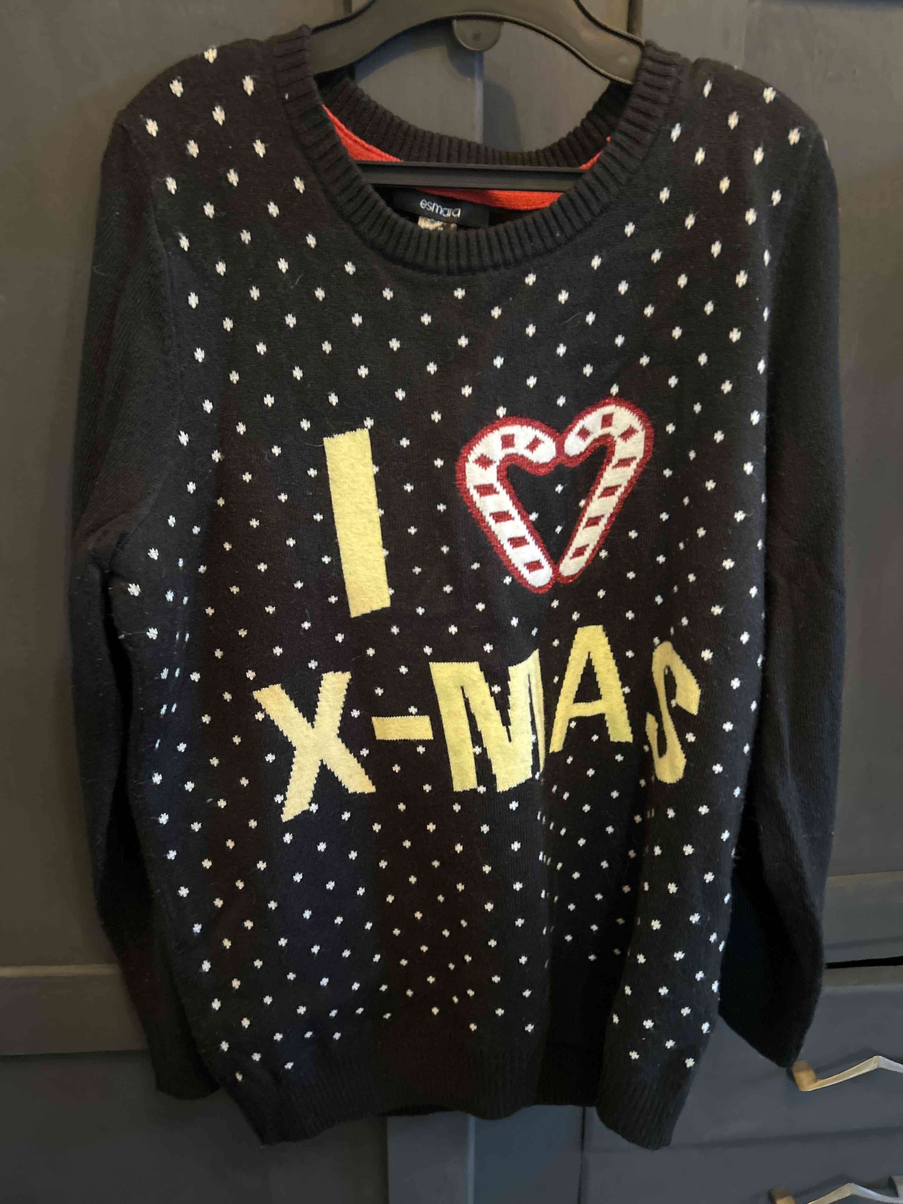 Suéter navideño negro con diseño