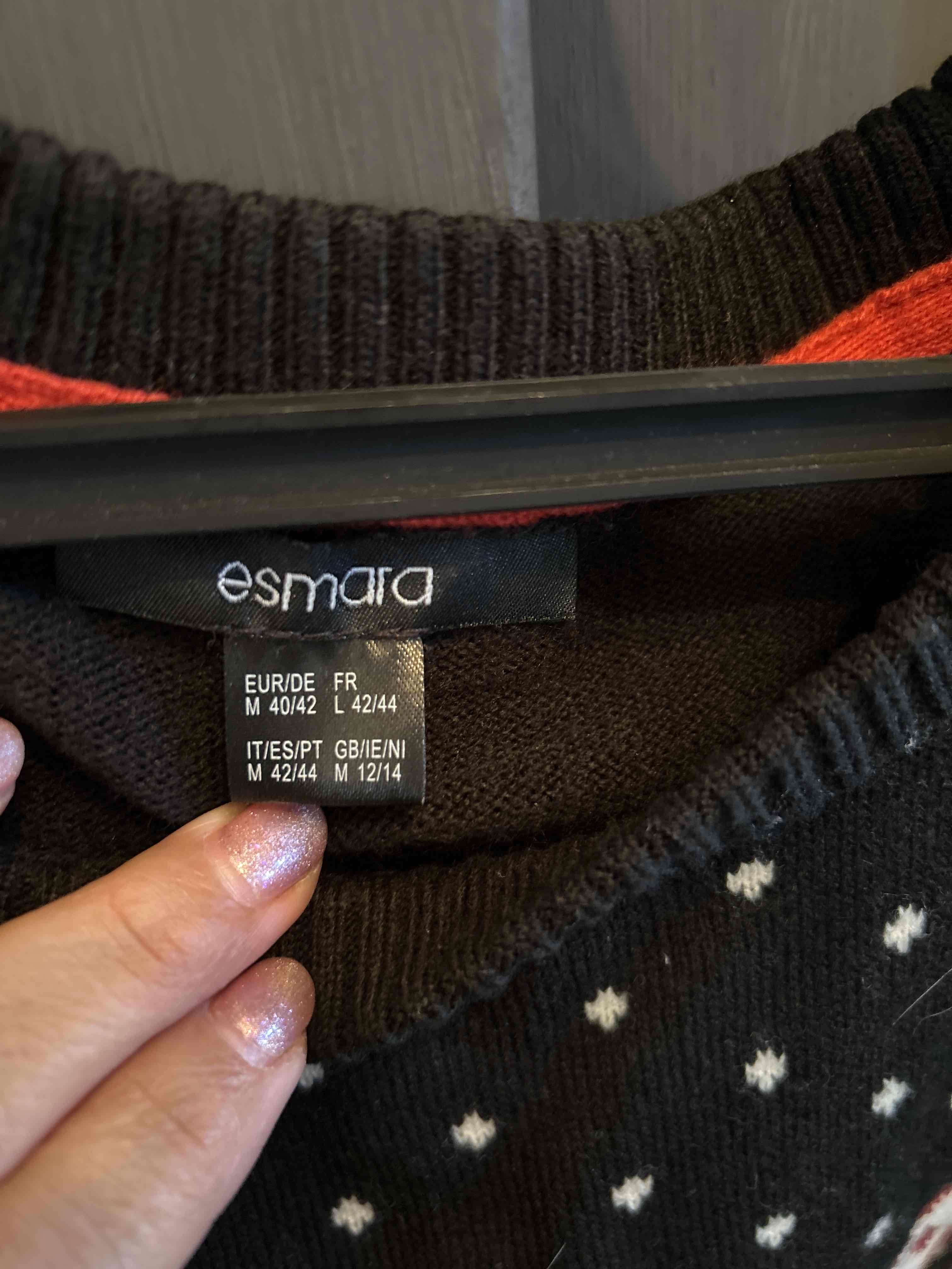 Suéter navideño negro con diseño - miniatura 2