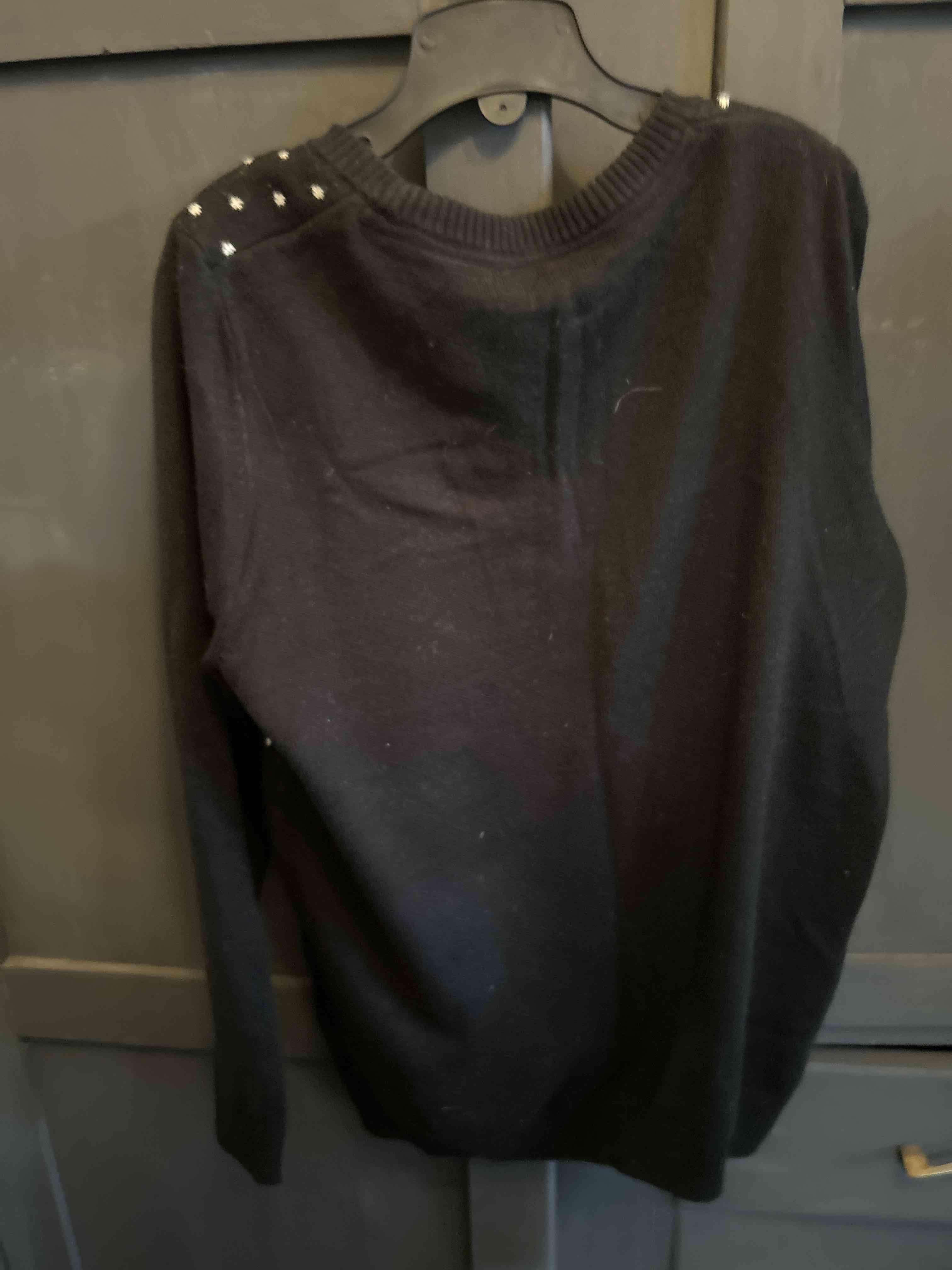 Suéter navideño negro con diseño - miniatura 3