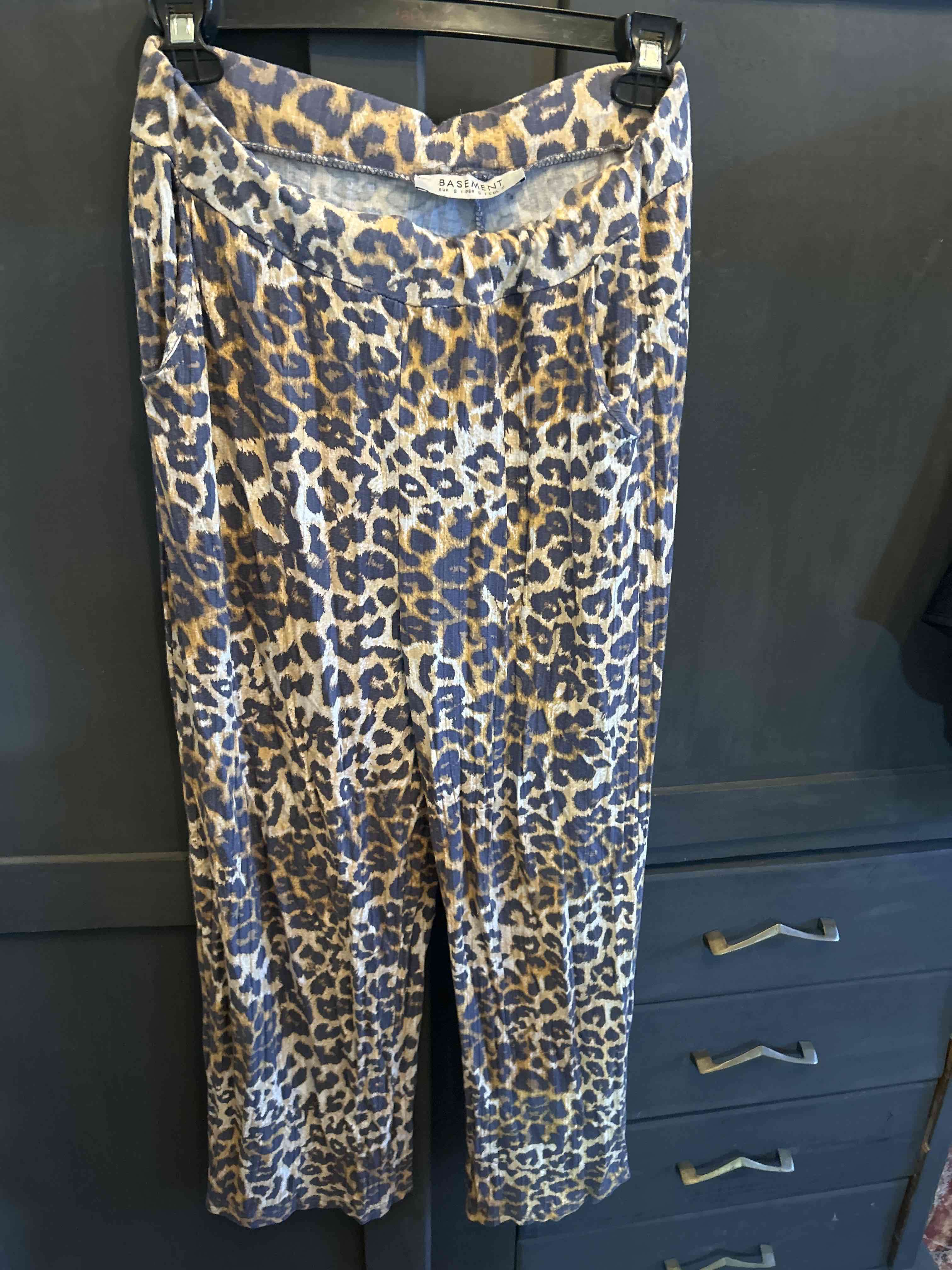 Pantalones animal print Basement