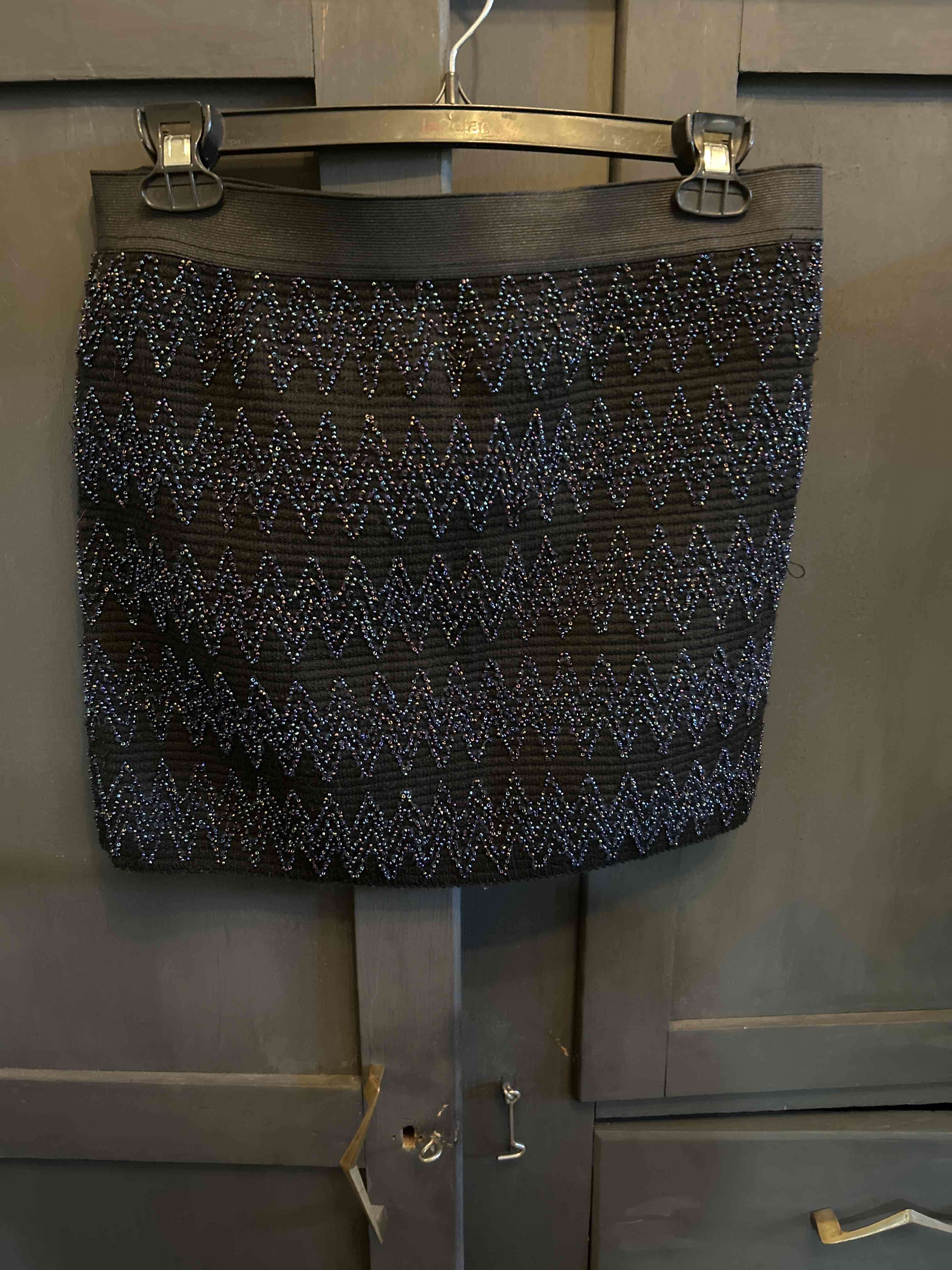 Falda negra con diseño de cuentas