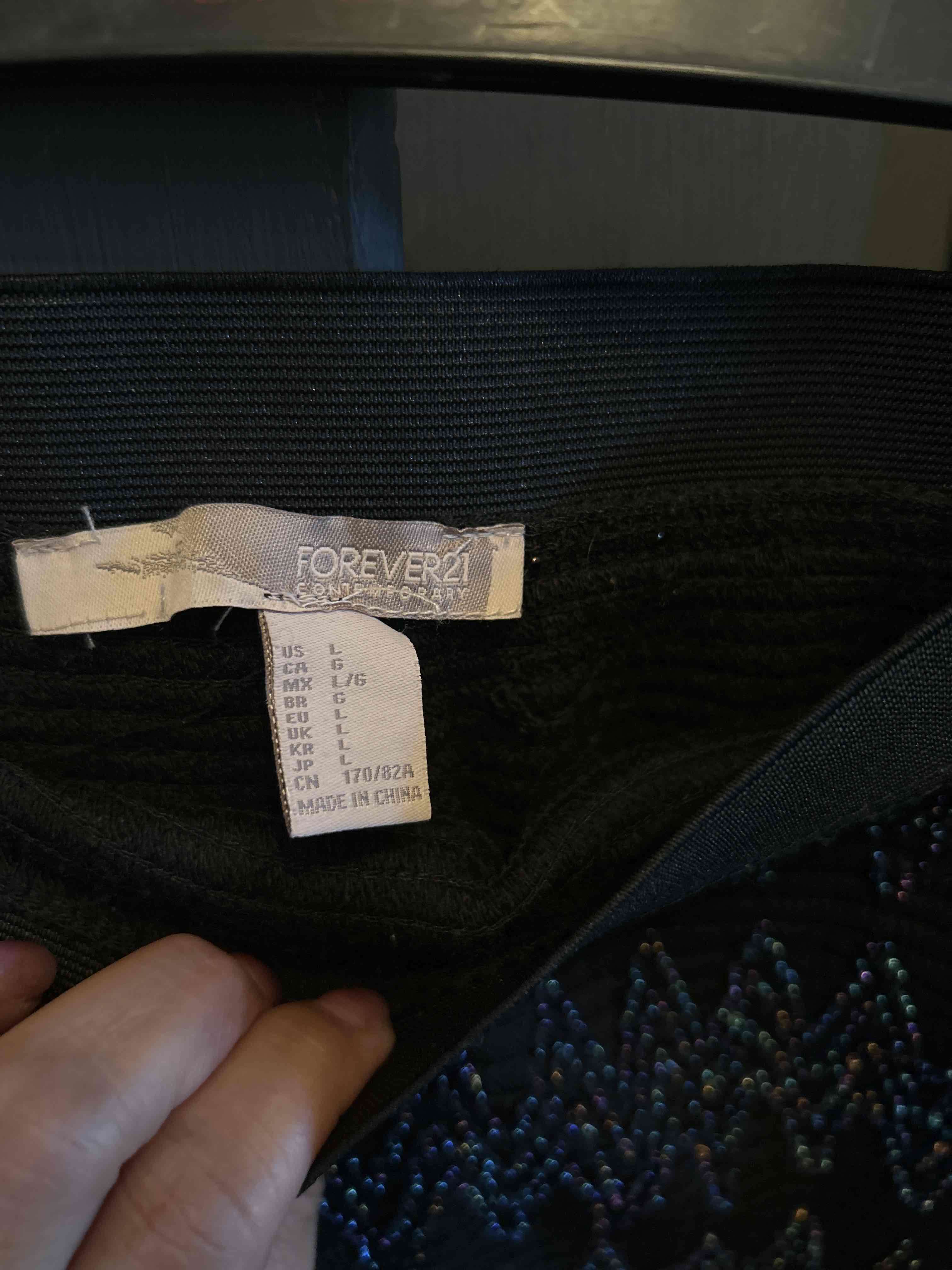 Falda negra con diseño de cuentas - miniatura 2