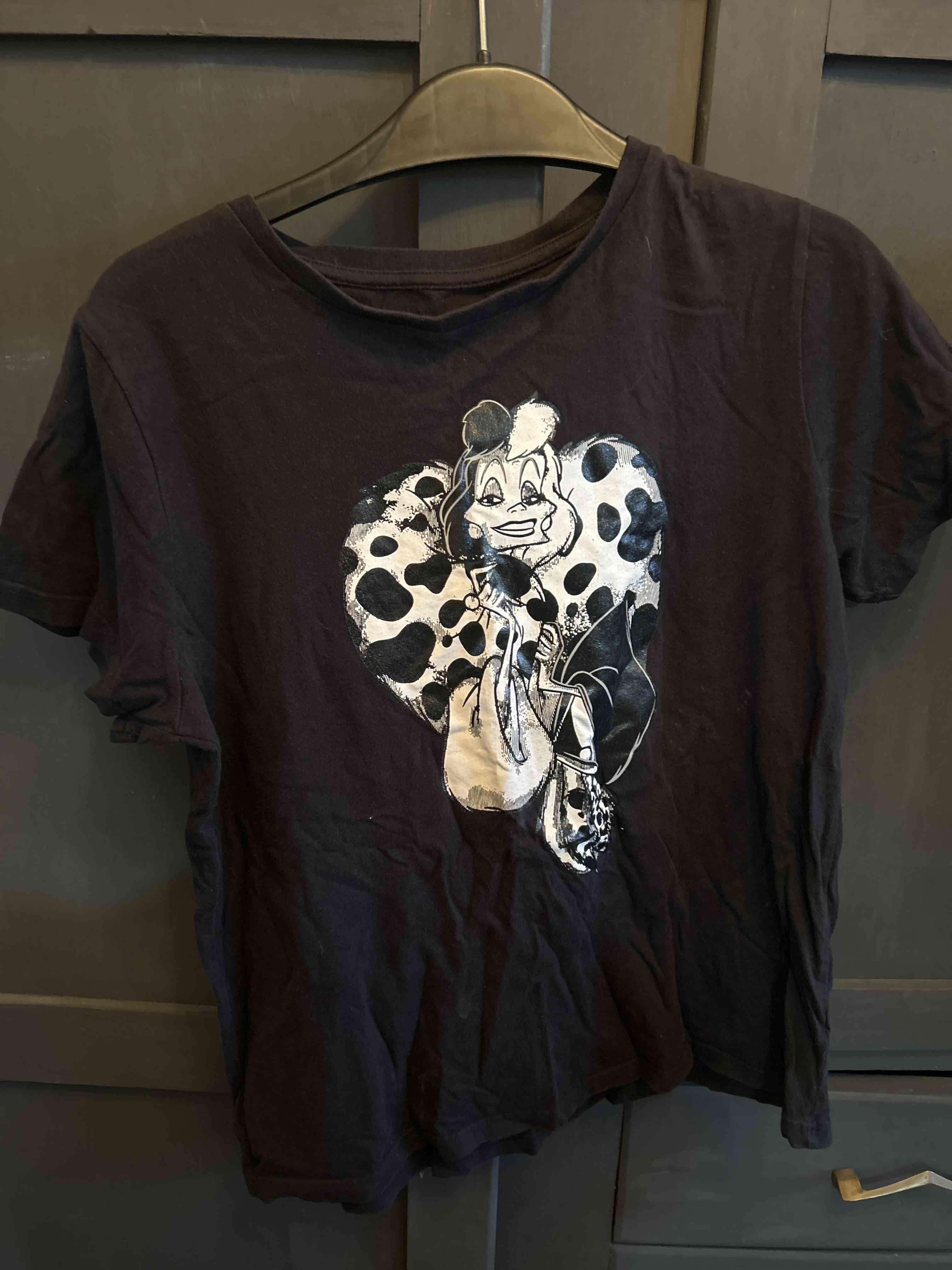Polera negra estampada Cruella